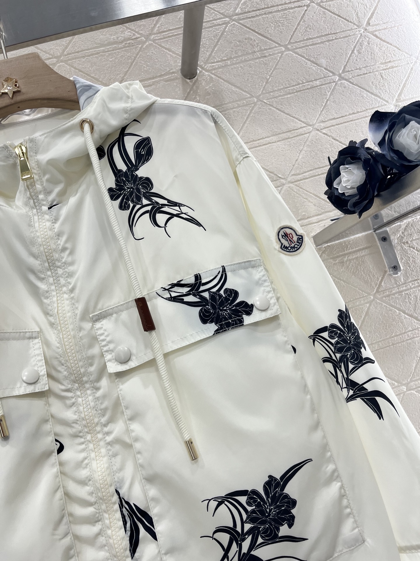 ♥Moncle*♥2025新品上架
    印花连帽防晒外套
定制YB进口防晒材质 挺括有型 质感十足 