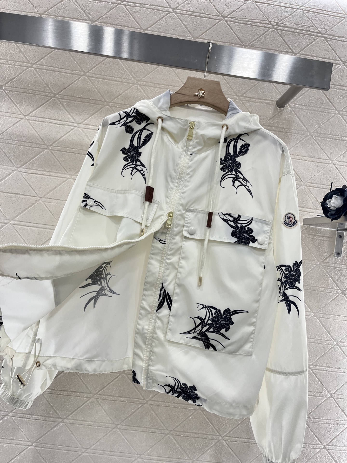 ♥Moncle*♥2025新品上架
    印花连帽防晒外套
定制YB进口防晒材质 挺括有型 质感十足 