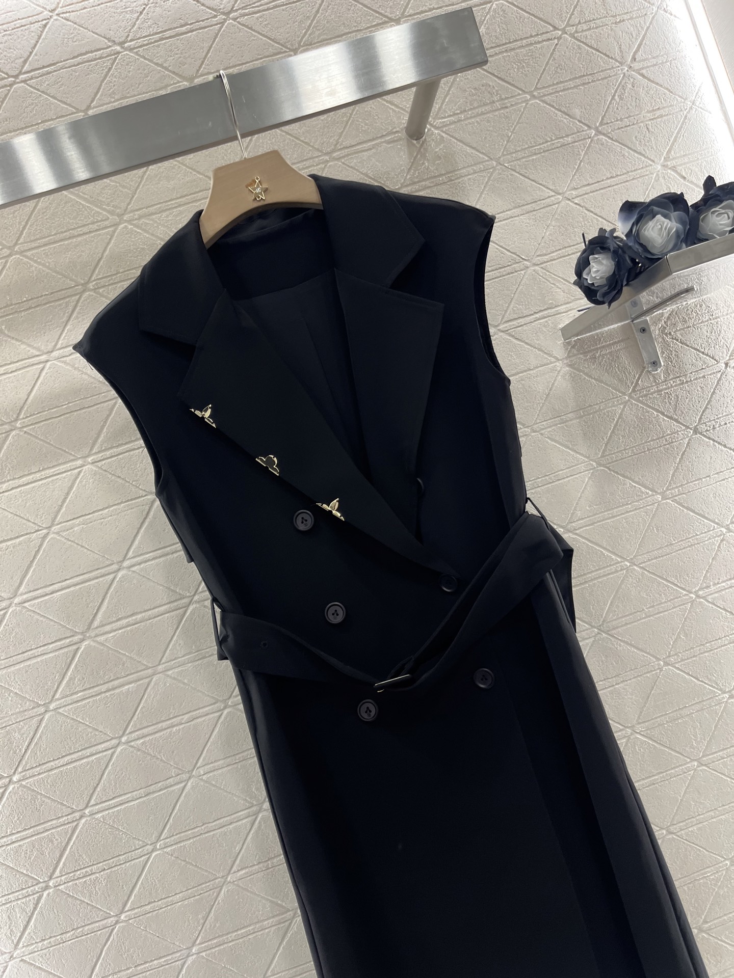 ♥Louis Vuitto*♥2025新品上架
     翻领无袖连衣裙
定制YB进口醋酸材质 质感光泽