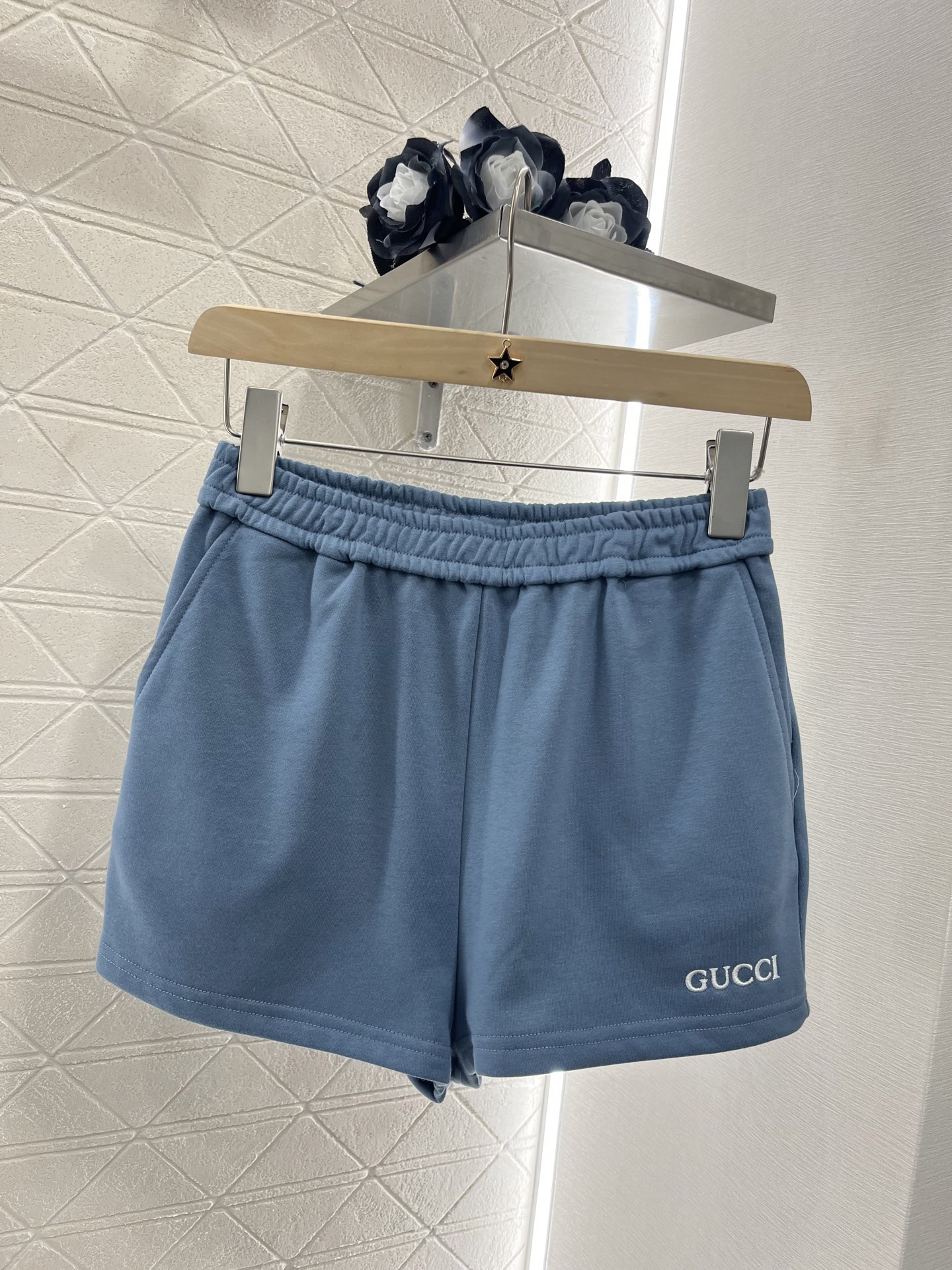 ♥Gucc*♥2025新品上架
   双层领卫衣短裤套装
定制YB斜纹全棉材质 舒适软糯 穿搭洋气 双层