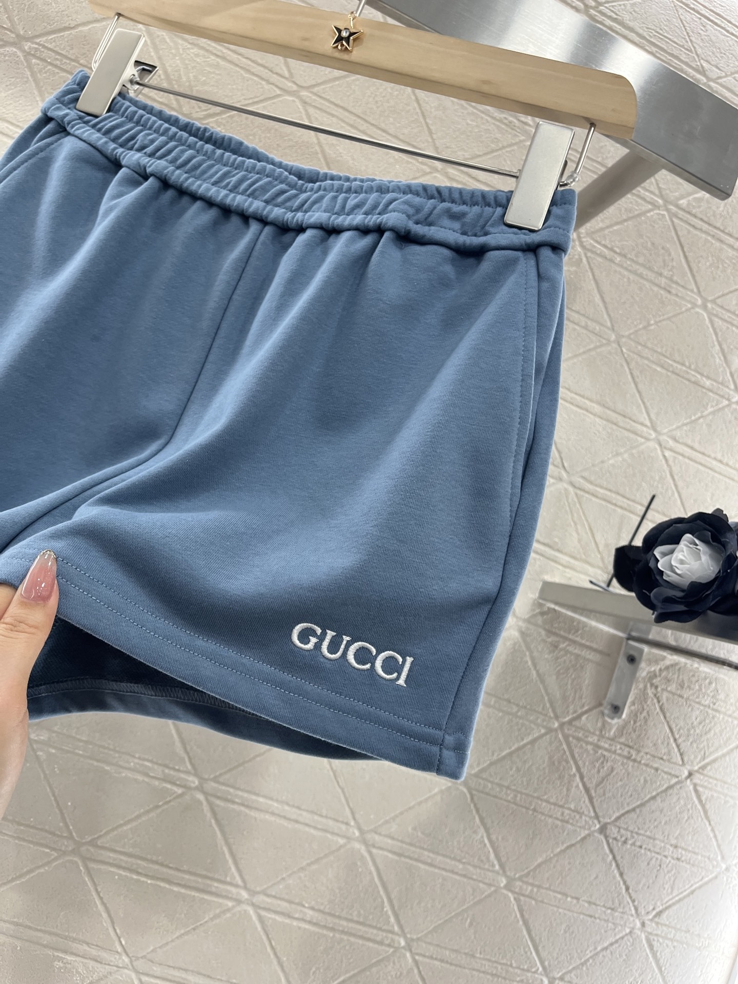 ♥Gucc*♥2025新品上架
   双层领卫衣短裤套装
定制YB斜纹全棉材质 舒适软糯 穿搭洋气 双层