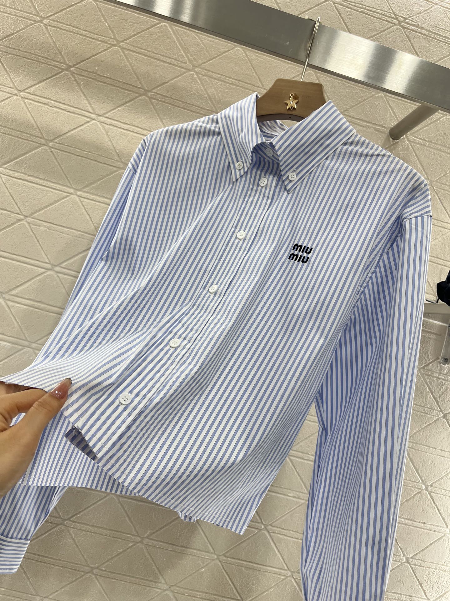 ♥Miumi*♥2025新品上架
   条纹衬衫蓬蓬半裙套装
定制YB原生全棉材质 工艺处理 舒适挺括 