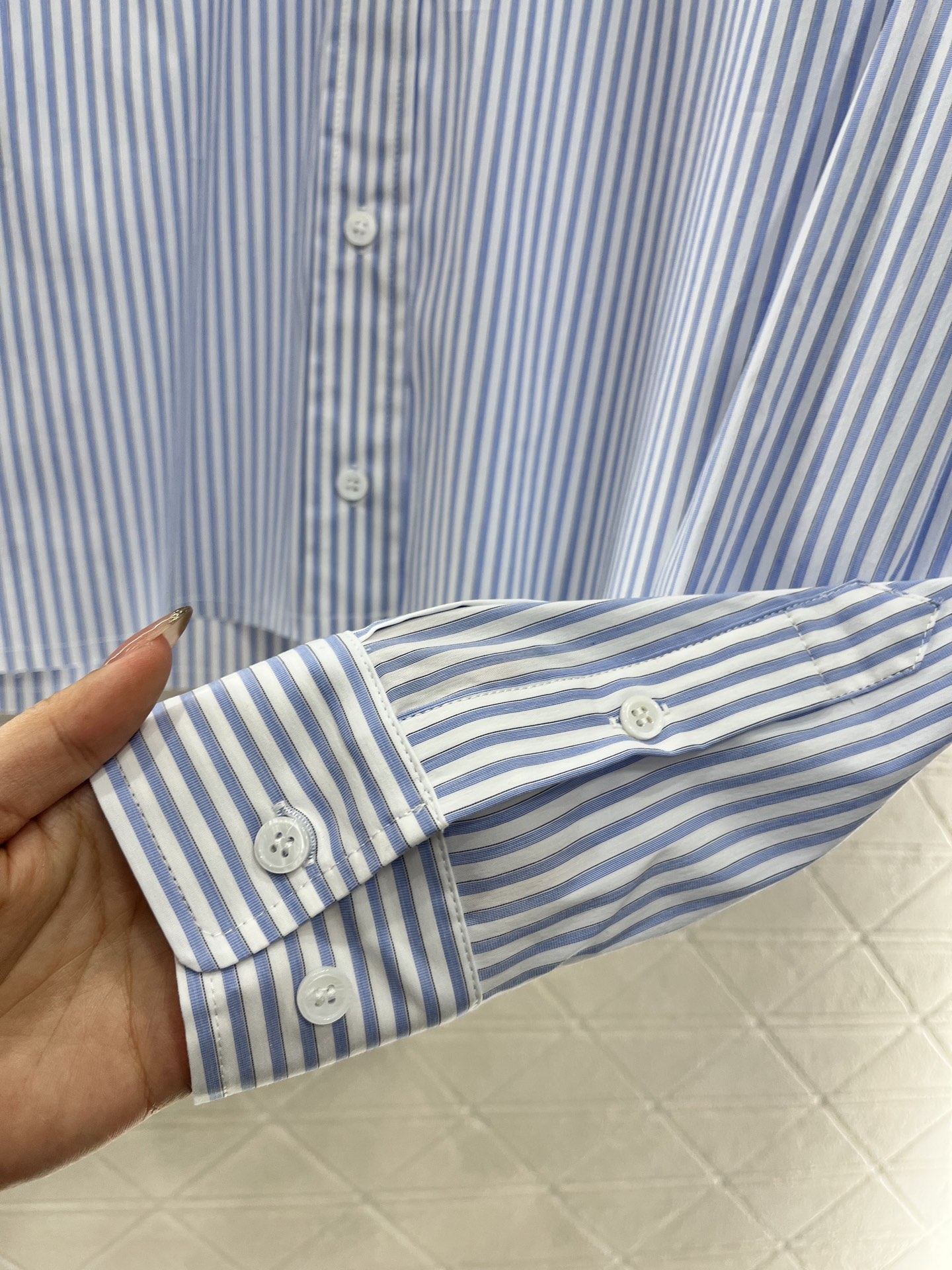 ♥Miumi*♥2025新品上架
   条纹衬衫蓬蓬半裙套装
定制YB原生全棉材质 工艺处理 舒适挺括 