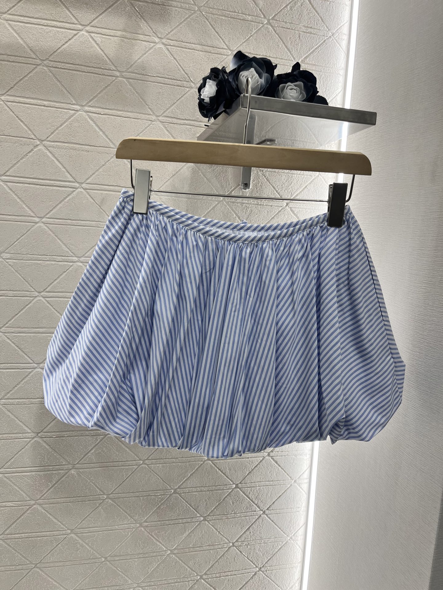♥Miumi*♥2025新品上架
   条纹衬衫蓬蓬半裙套装
定制YB原生全棉材质 工艺处理 舒适挺括 