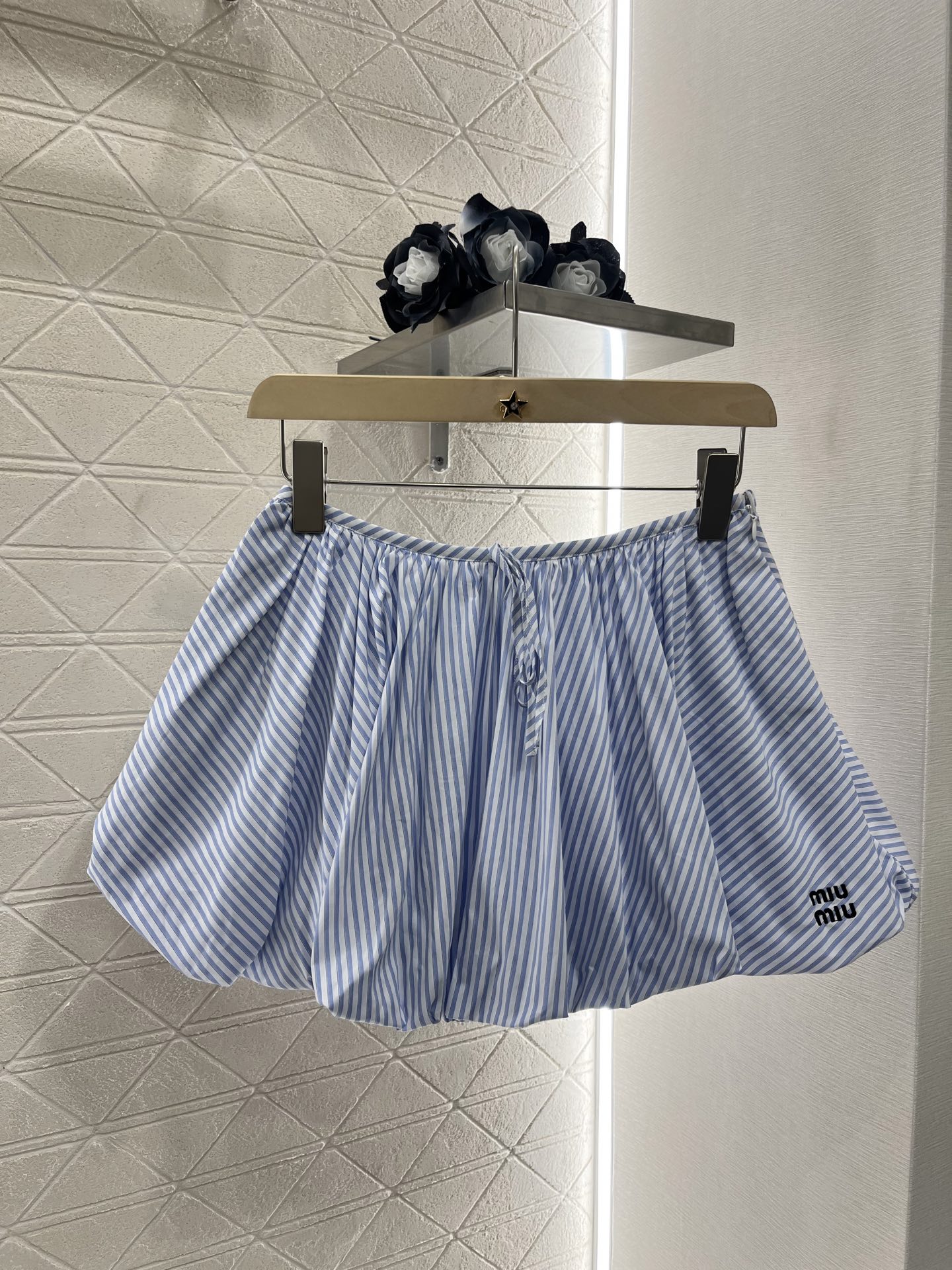 ♥Miumi*♥2025新品上架
   条纹衬衫蓬蓬半裙套装
定制YB原生全棉材质 工艺处理 舒适挺括 