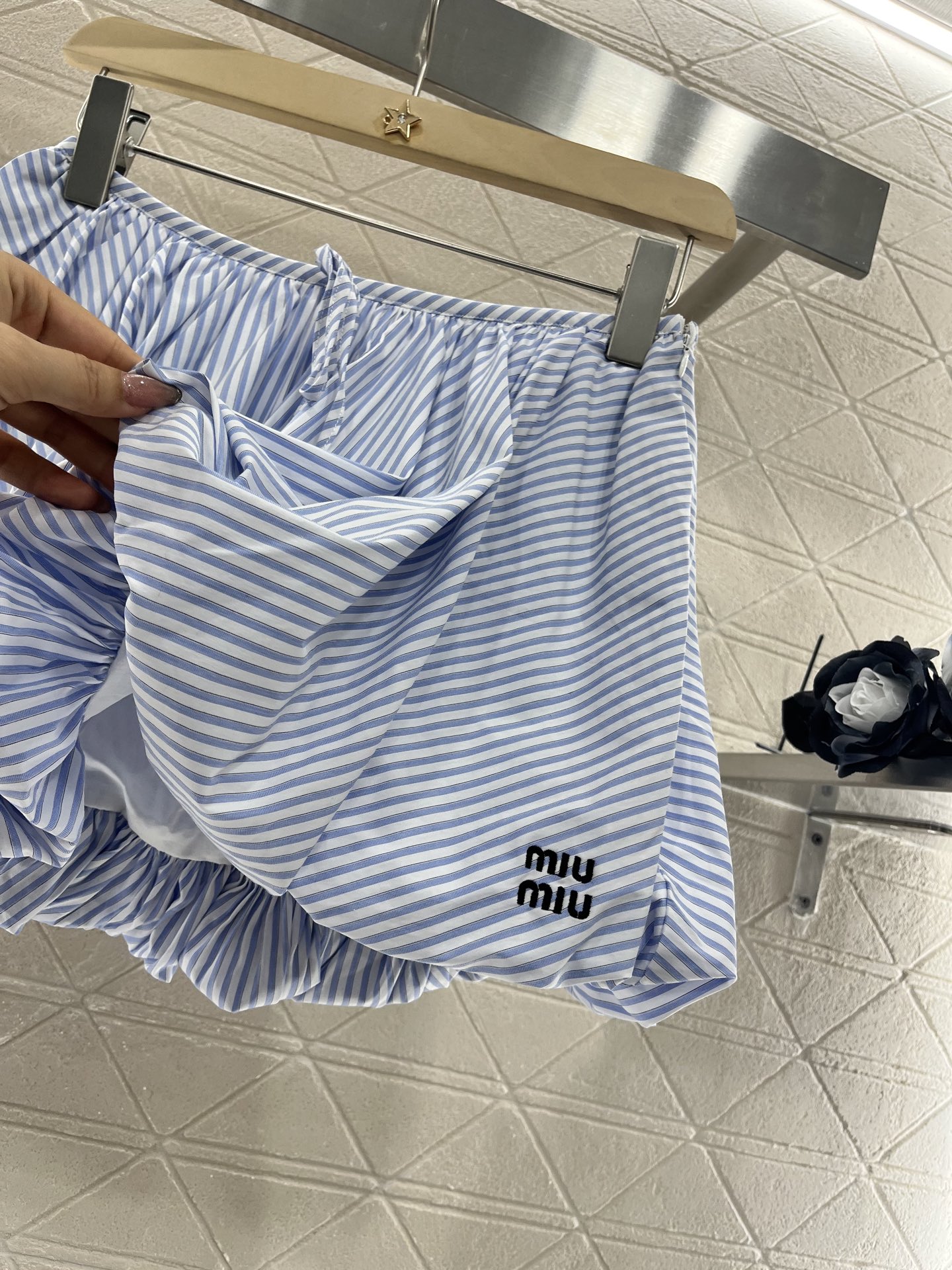 ♥Miumi*♥2025新品上架
   条纹衬衫蓬蓬半裙套装
定制YB原生全棉材质 工艺处理 舒适挺括 