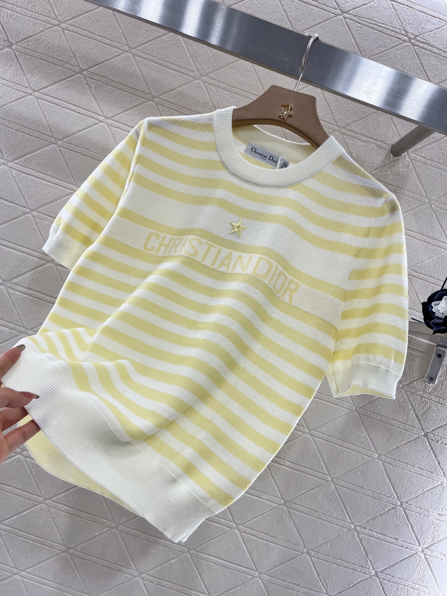♥Dio*♥2025新品上架
     条纹针织短袖
定制YB羊毛纱线织造 细腻肌理 柔软舒适 针织短袖