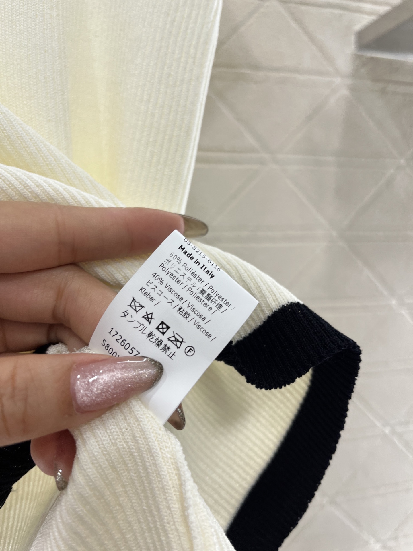 ♥Loew*♥2025新品上架
     撞色针织短袖
定制YB进口纱线织造 弹力舒适 透气好穿 半开襟
