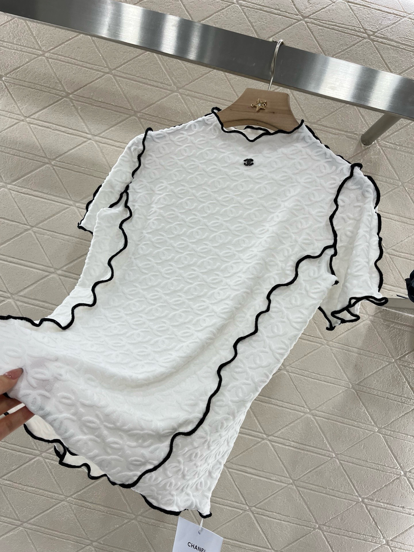 ♥Chane*♥2025新品上架
     立领花边修身短袖
定制YB进口材质 重工艺处理 呈现立体凹凸