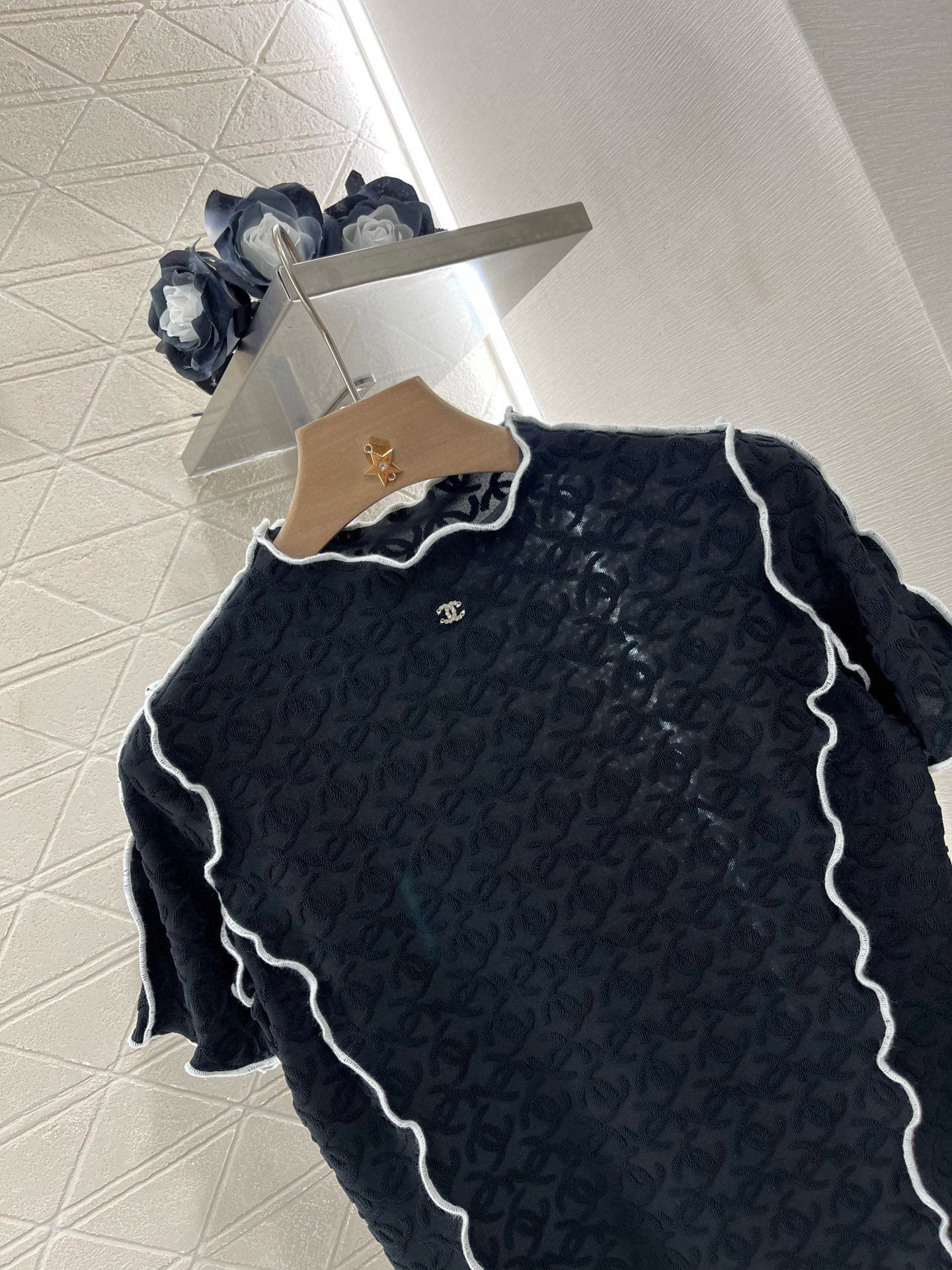 ♥Chane*♥2025新品上架
     立领花边修身短袖
定制YB进口材质 重工艺处理 呈现立体凹凸