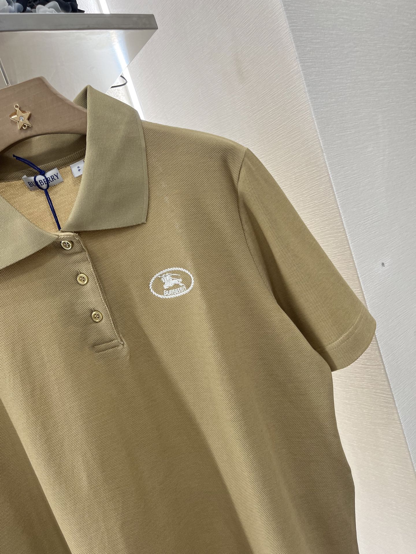 ♥Burberr*♥2025新品上架
    刺绣翻领𝑝𝑜𝑙𝑜上衣
定制YB朱地全棉材质 自带孔洞 透气