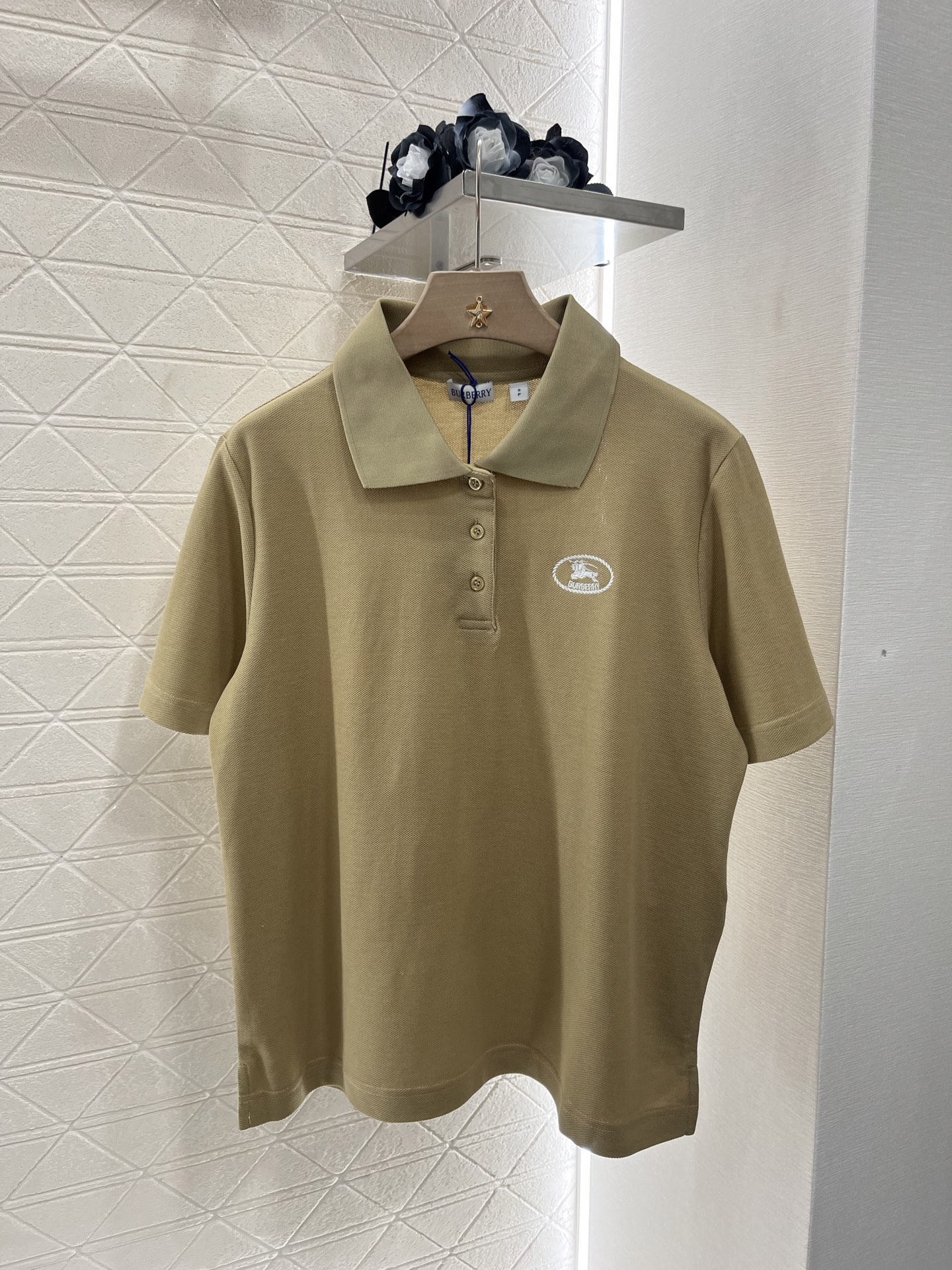 ♥Burberr*♥2025新品上架
    刺绣翻领𝑝𝑜𝑙𝑜上衣
定制YB朱地全棉材质 自带孔洞 透气