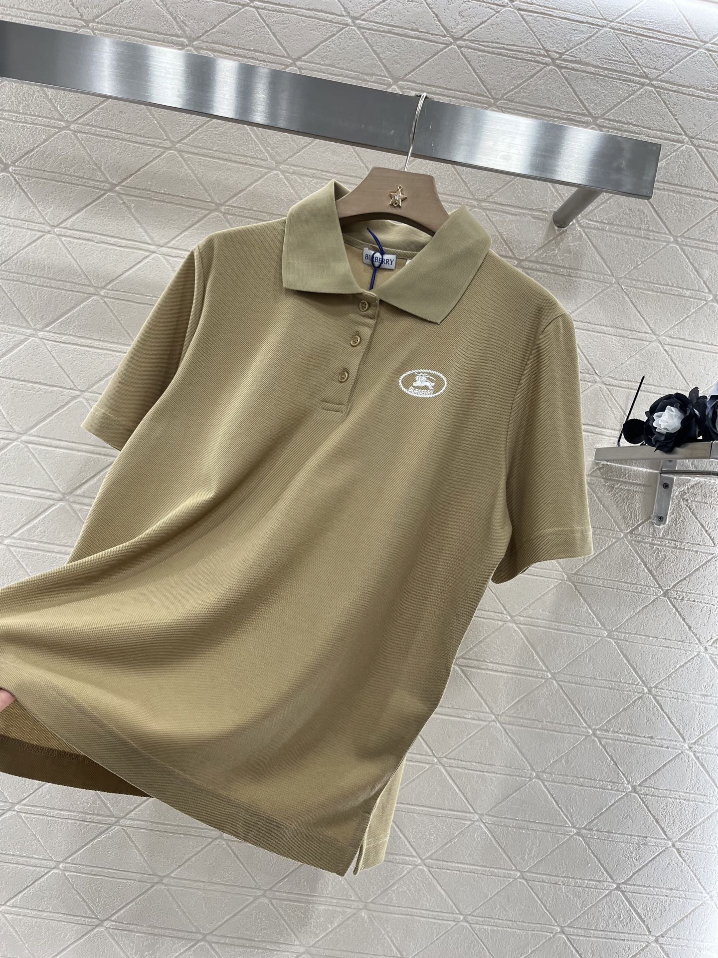 ♥Burberr*♥2025新品上架
    刺绣翻领𝑝𝑜𝑙𝑜上衣
定制YB朱地全棉材质 自带孔洞 透气