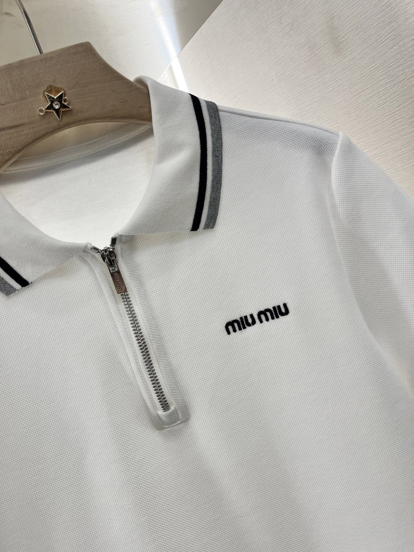♥Miumi*♥2025新品上架
    短袖条纹连衣裙
定制YB朱地全棉材质 质感光泽 透气舒适 翻领