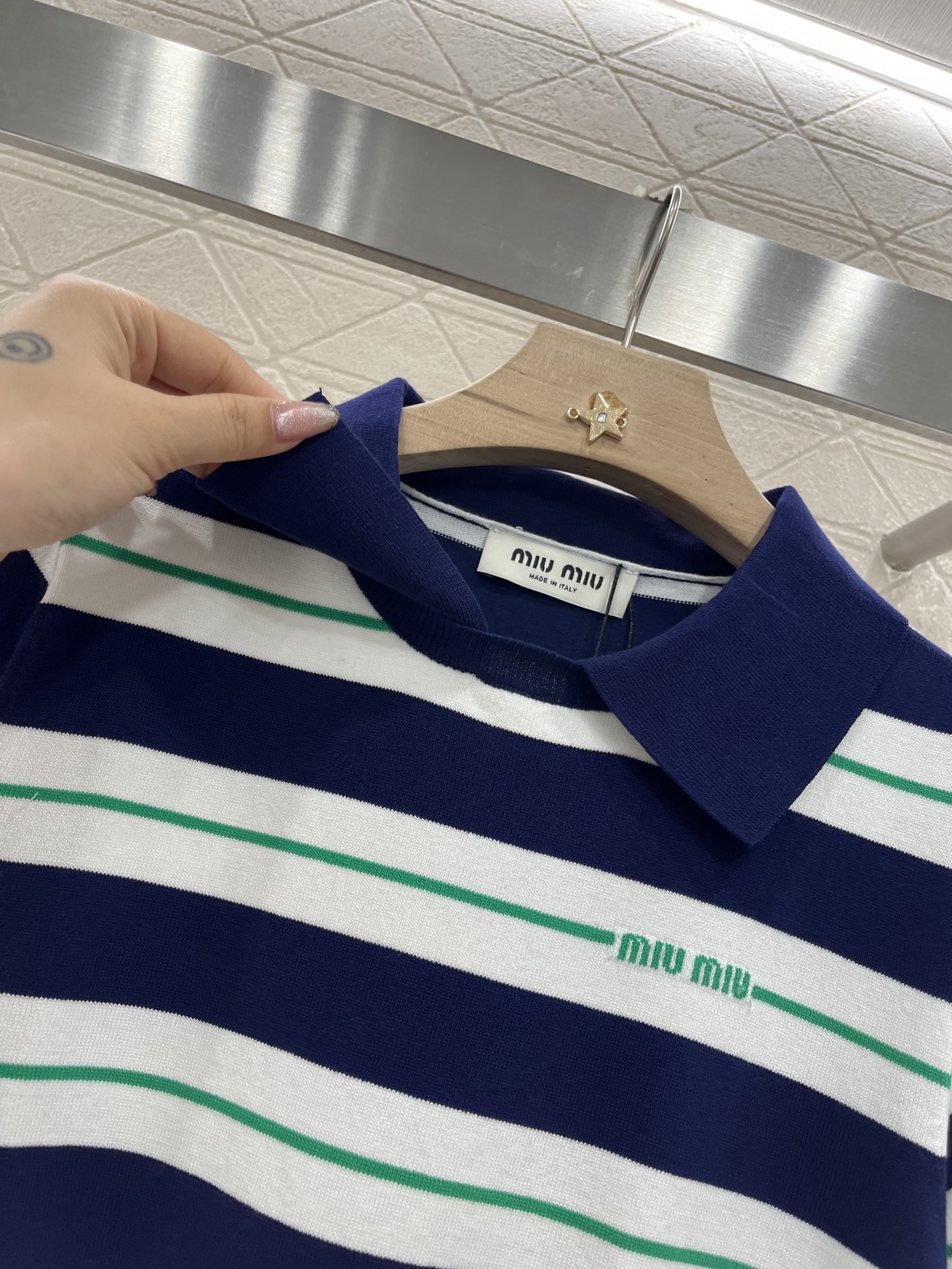 ♥Miumi*♥2025新品上架
      条纹𝑝𝑜𝑙𝑜针织上衣
定制YB羊毛纱线织造 弹力舒适 质感