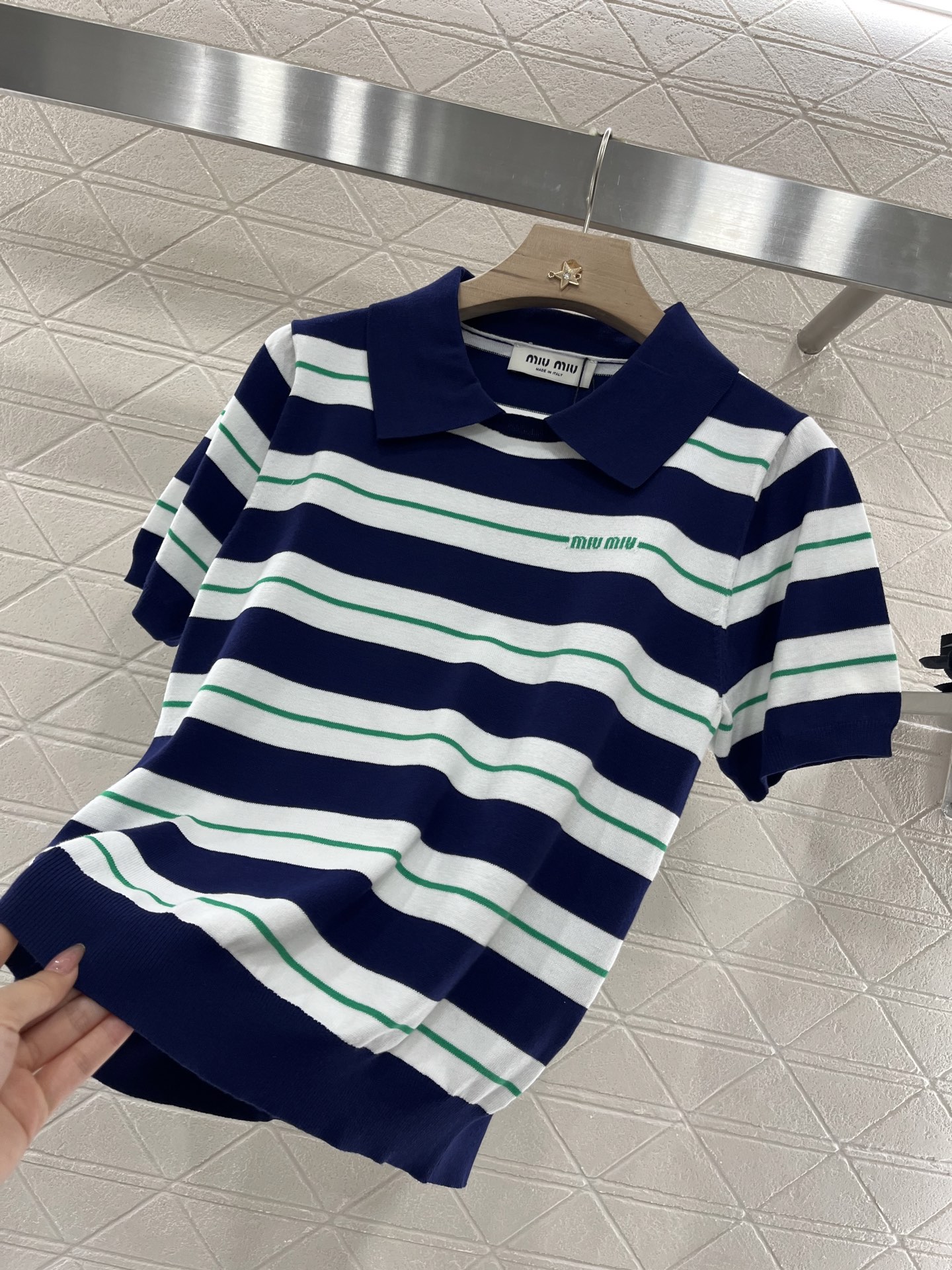 ♥Miumi*♥2025新品上架
      条纹𝑝𝑜𝑙𝑜针织上衣
定制YB羊毛纱线织造 弹力舒适 质感