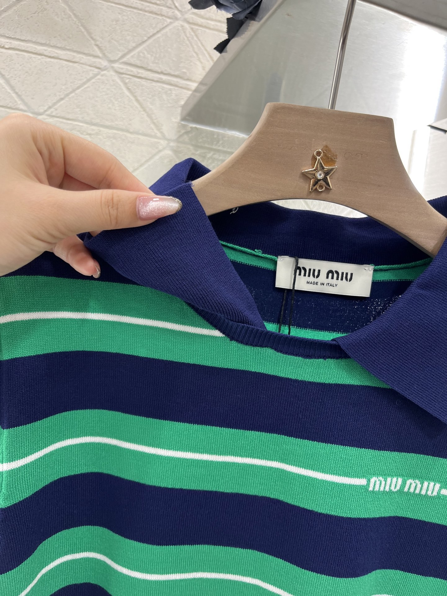♥Miumi*♥2025新品上架
      条纹𝑝𝑜𝑙𝑜针织上衣
定制YB羊毛纱线织造 弹力舒适 质感