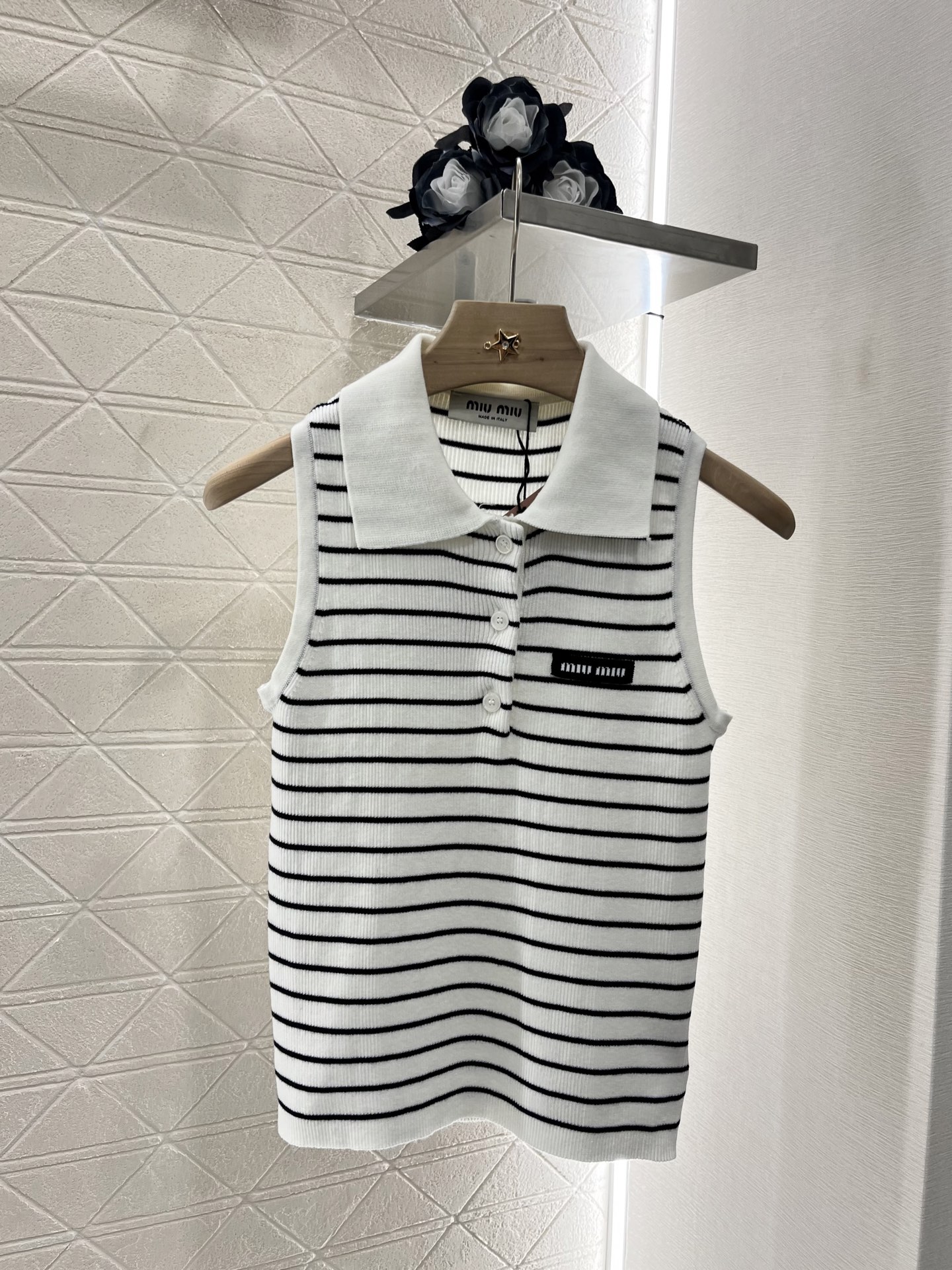 ♥Miumi*♥2025新品上架
      条纹𝑝𝑜𝑙𝑜针织背心
定制YB羊毛纱线织造 弹力舒适 质感