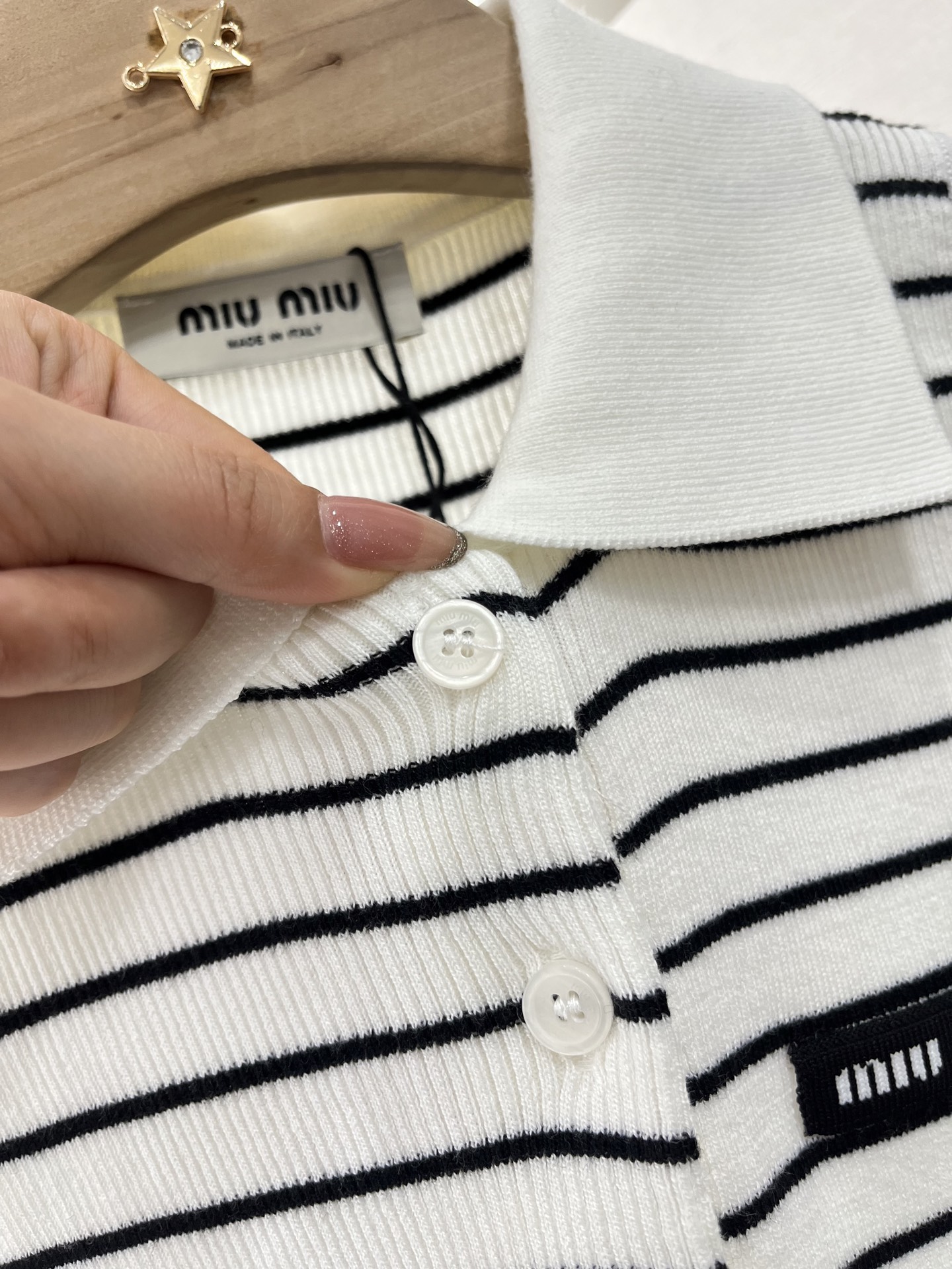 ♥Miumi*♥2025新品上架
      条纹𝑝𝑜𝑙𝑜针织背心
定制YB羊毛纱线织造 弹力舒适 质感