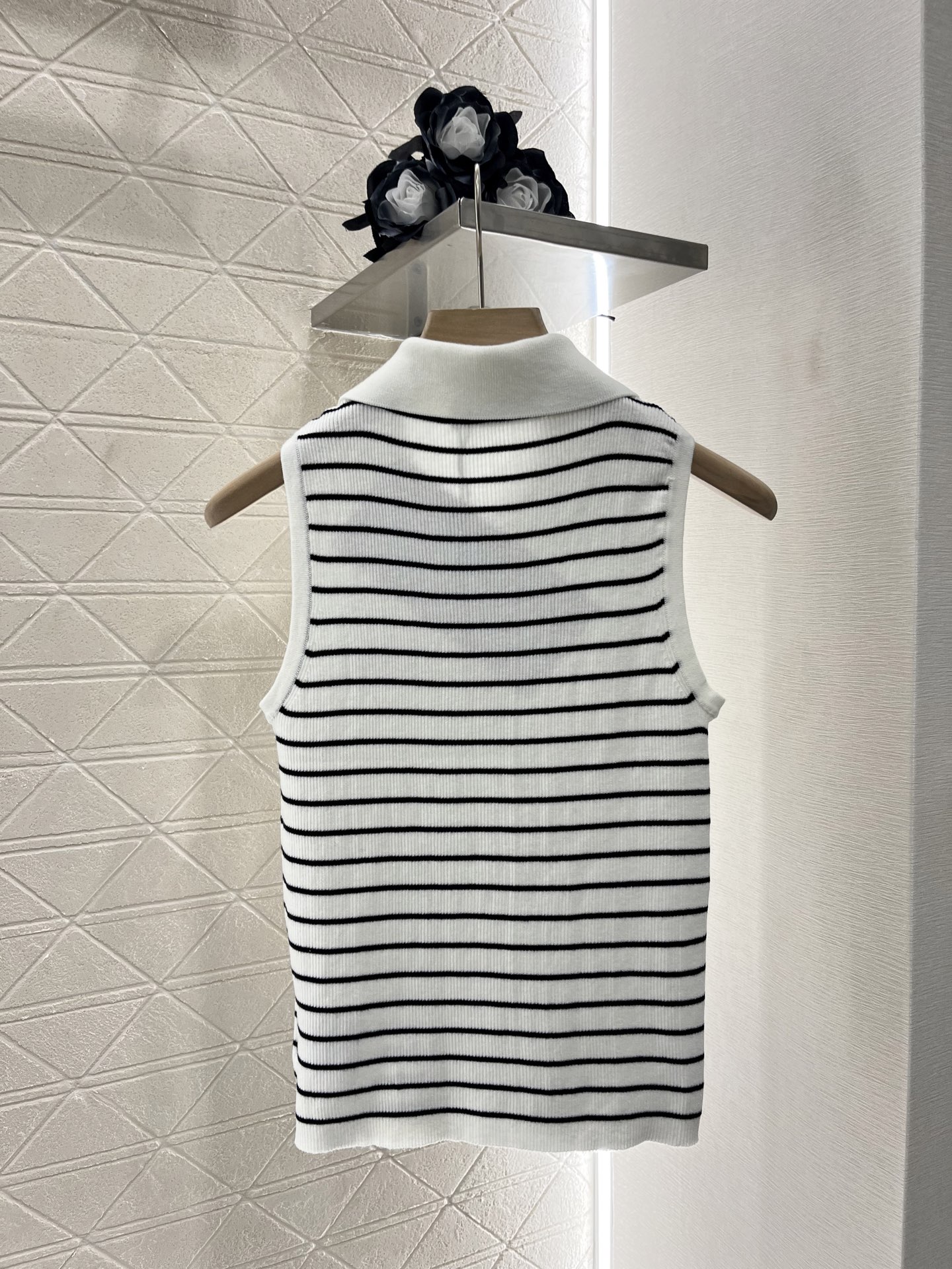 ♥Miumi*♥2025新品上架
      条纹𝑝𝑜𝑙𝑜针织背心
定制YB羊毛纱线织造 弹力舒适 质感