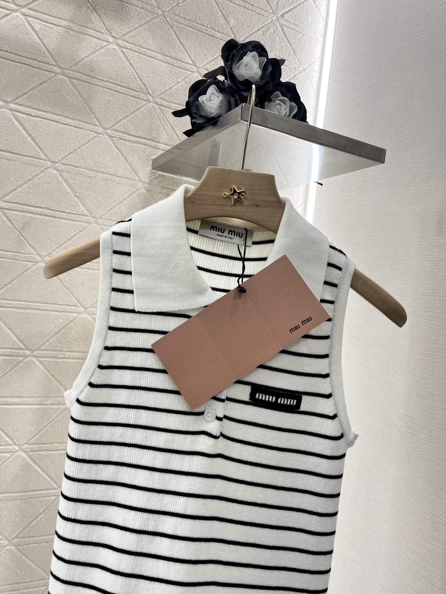 ♥Miumi*♥2025新品上架
      条纹𝑝𝑜𝑙𝑜针织背心
定制YB羊毛纱线织造 弹力舒适 质感
