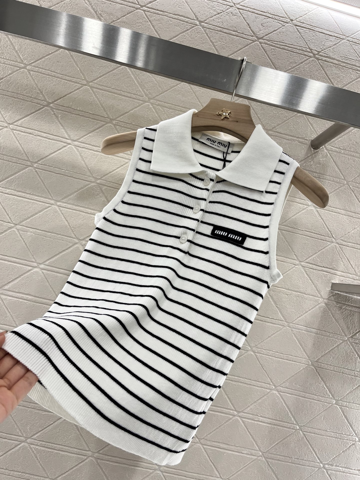♥Miumi*♥2025新品上架
      条纹𝑝𝑜𝑙𝑜针织背心
定制YB羊毛纱线织造 弹力舒适 质感