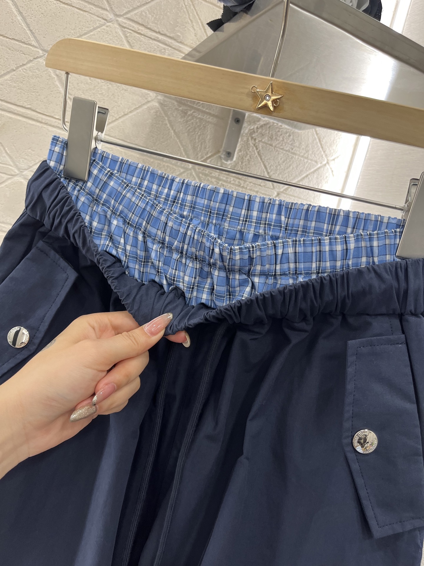 ♥Miumi*♥2025新品上架
   格子拼接抽绳工装长裤
定制YB斜纹全棉材质 质感柔软亲肤 垂感更