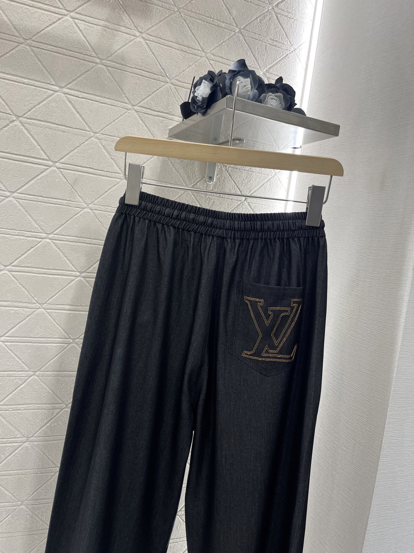 ♥Louis Vuitto*♥2025新品上架
    字母刺绣直筒牛仔裤
定制YB天丝棉牛仔材质 面料