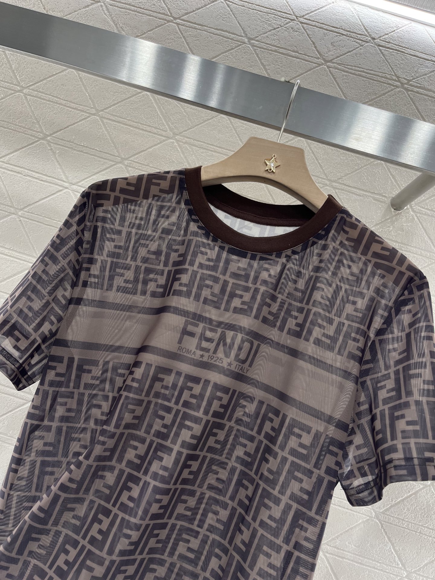 ♥Fend*♥2025新品上架
    提花透视字母短袖
定制YB进口材质 质感光泽 透气舒适 圆领短袖