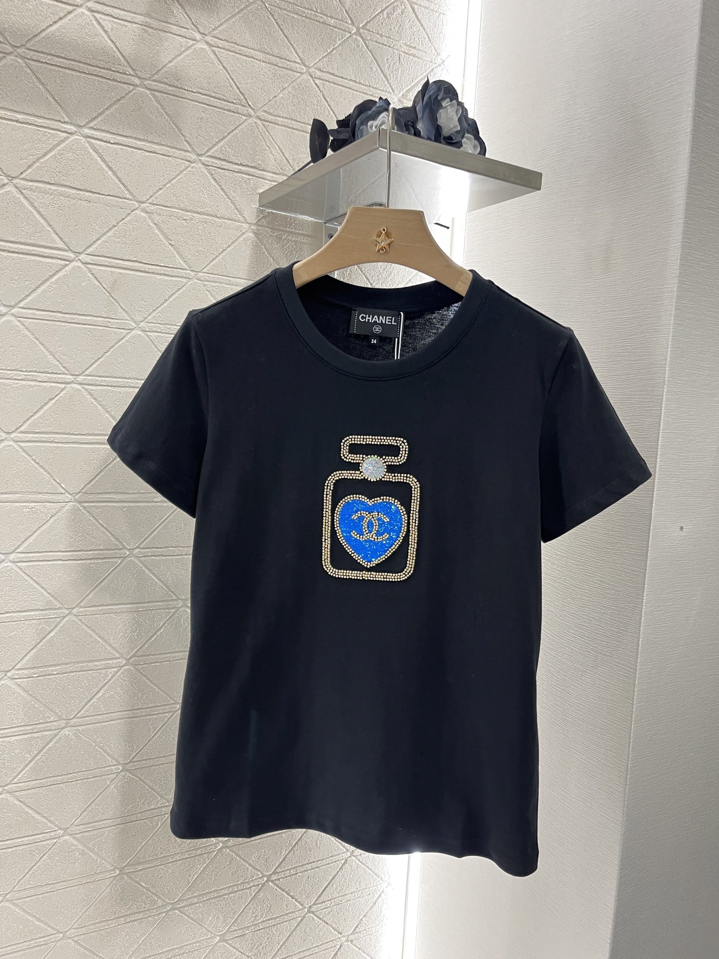♥Chane*♥2025新品上架
    刺绣订珠香水𝑇𝑒𝑒
定制YB丝光全棉材质 透气舒适 质感十足 