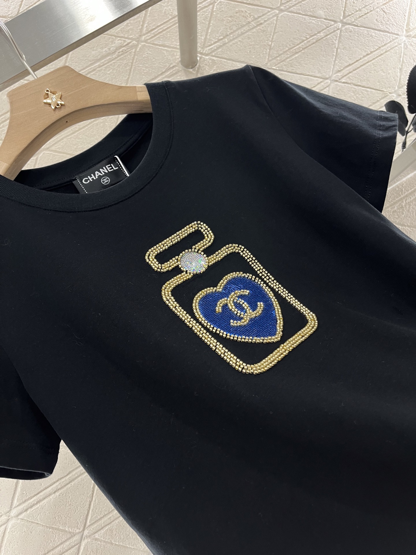 ♥Chane*♥2025新品上架
    刺绣订珠香水𝑇𝑒𝑒
定制YB丝光全棉材质 透气舒适 质感十足 