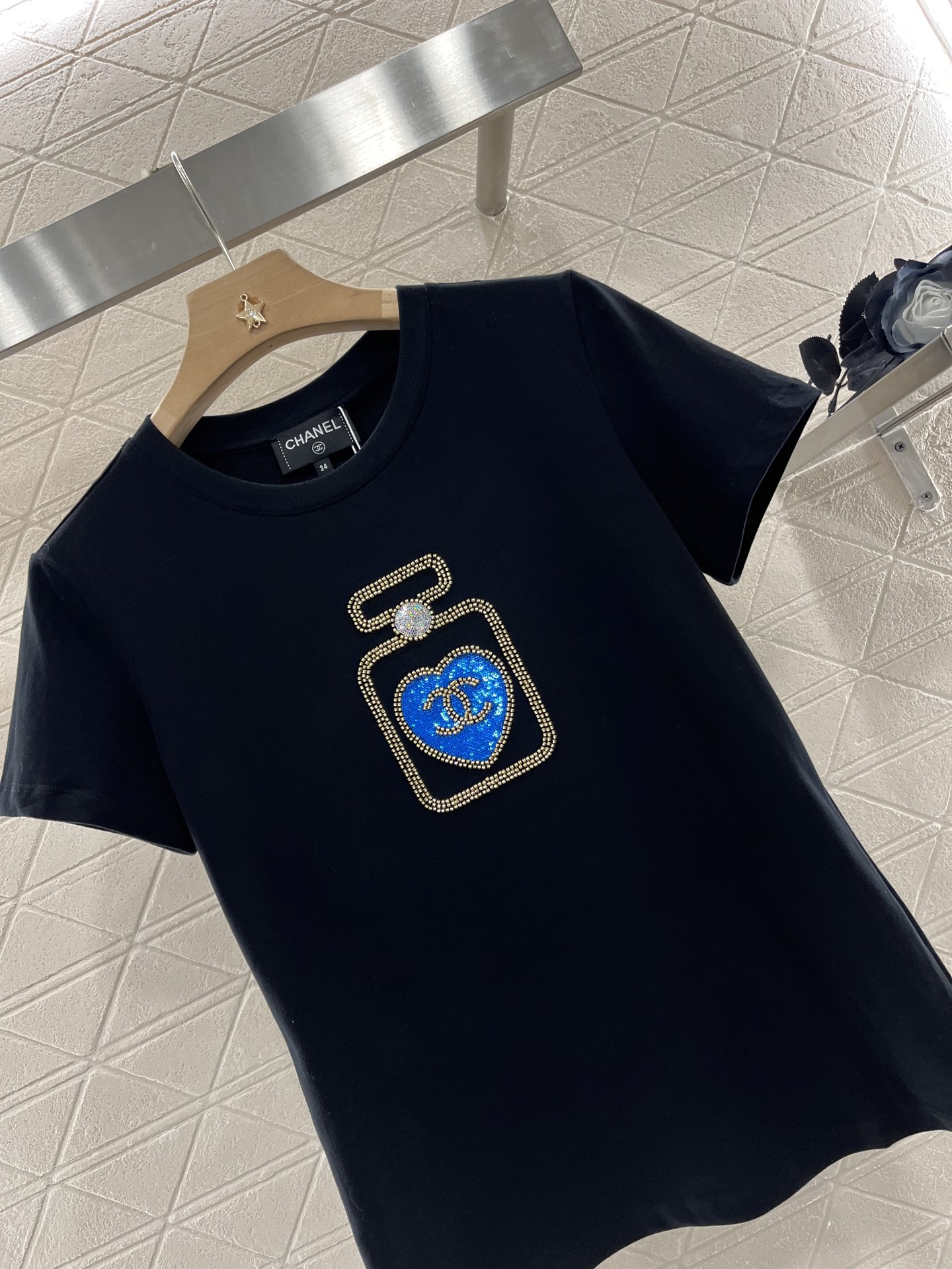♥Chane*♥2025新品上架
    刺绣订珠香水𝑇𝑒𝑒
定制YB丝光全棉材质 透气舒适 质感十足 