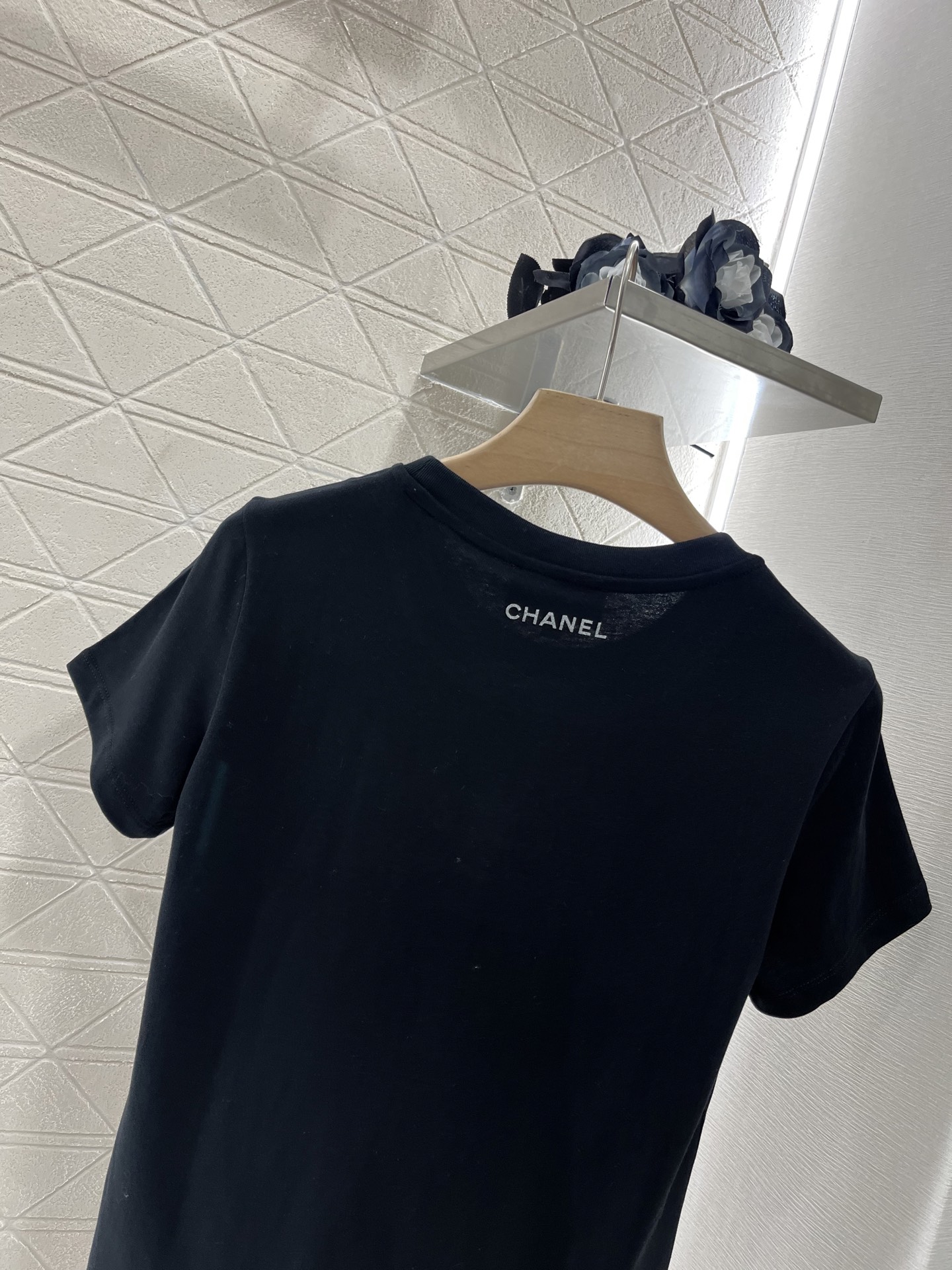 ♥Chane*♥2025新品上架
    刺绣订珠香水𝑇𝑒𝑒
定制YB丝光全棉材质 透气舒适 质感十足 