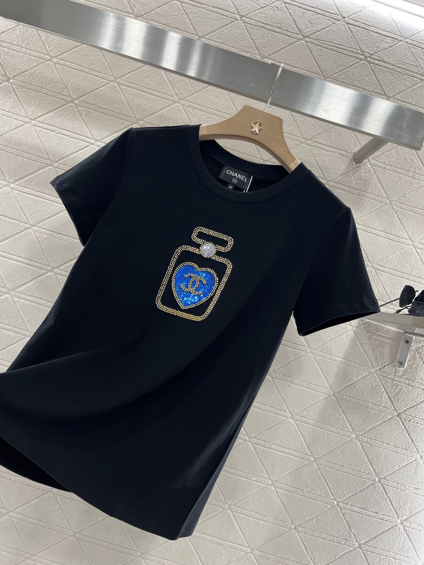 ♥Chane*♥2025新品上架
    刺绣订珠香水𝑇𝑒𝑒
定制YB丝光全棉材质 透气舒适 质感十足 