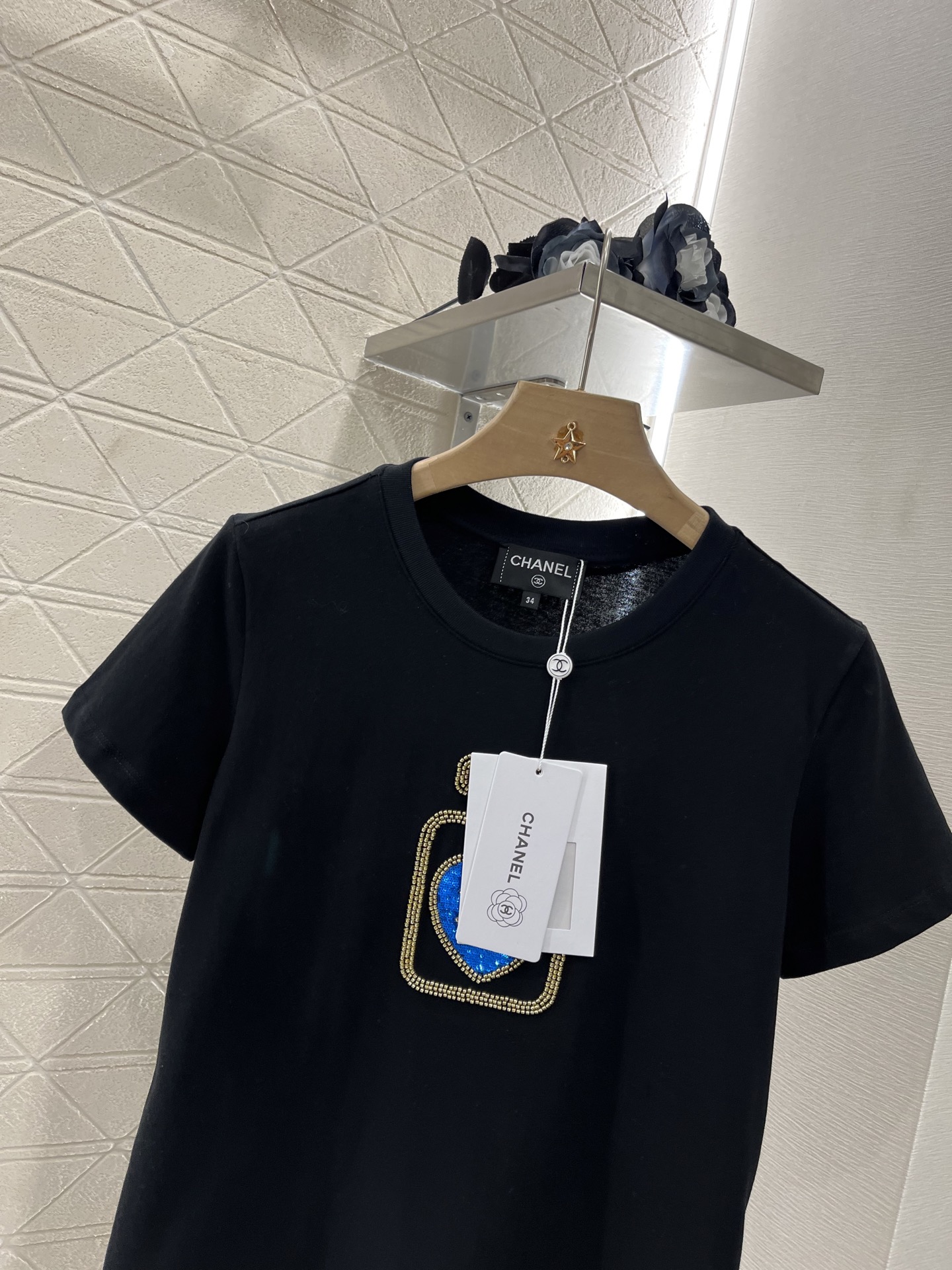 ♥Chane*♥2025新品上架
    刺绣订珠香水𝑇𝑒𝑒
定制YB丝光全棉材质 透气舒适 质感十足 