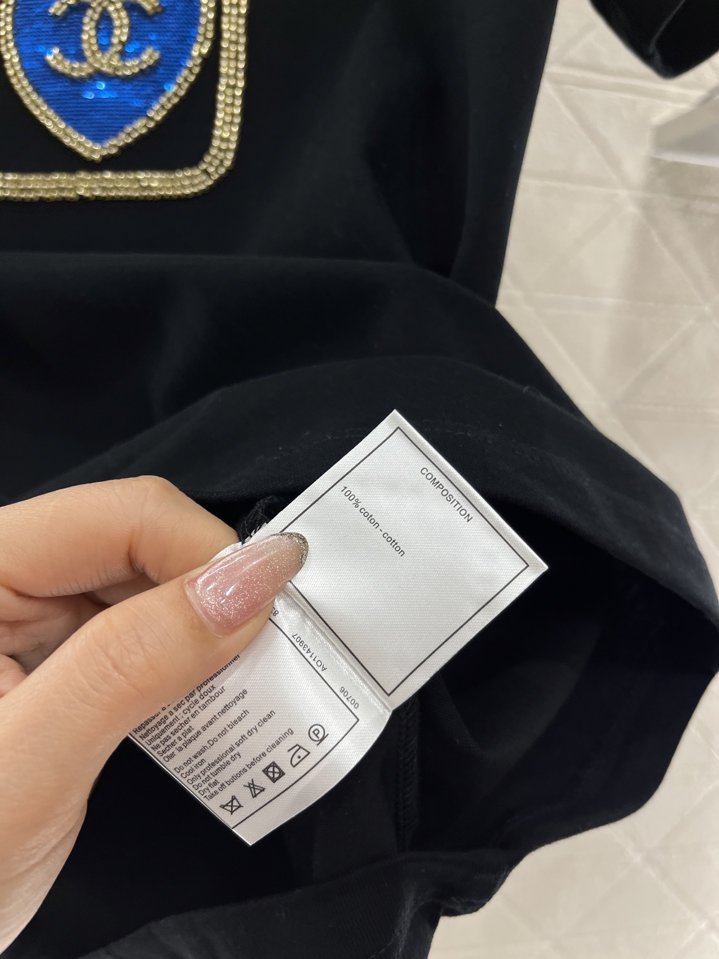 ♥Chane*♥2025新品上架
    刺绣订珠香水𝑇𝑒𝑒
定制YB丝光全棉材质 透气舒适 质感十足 