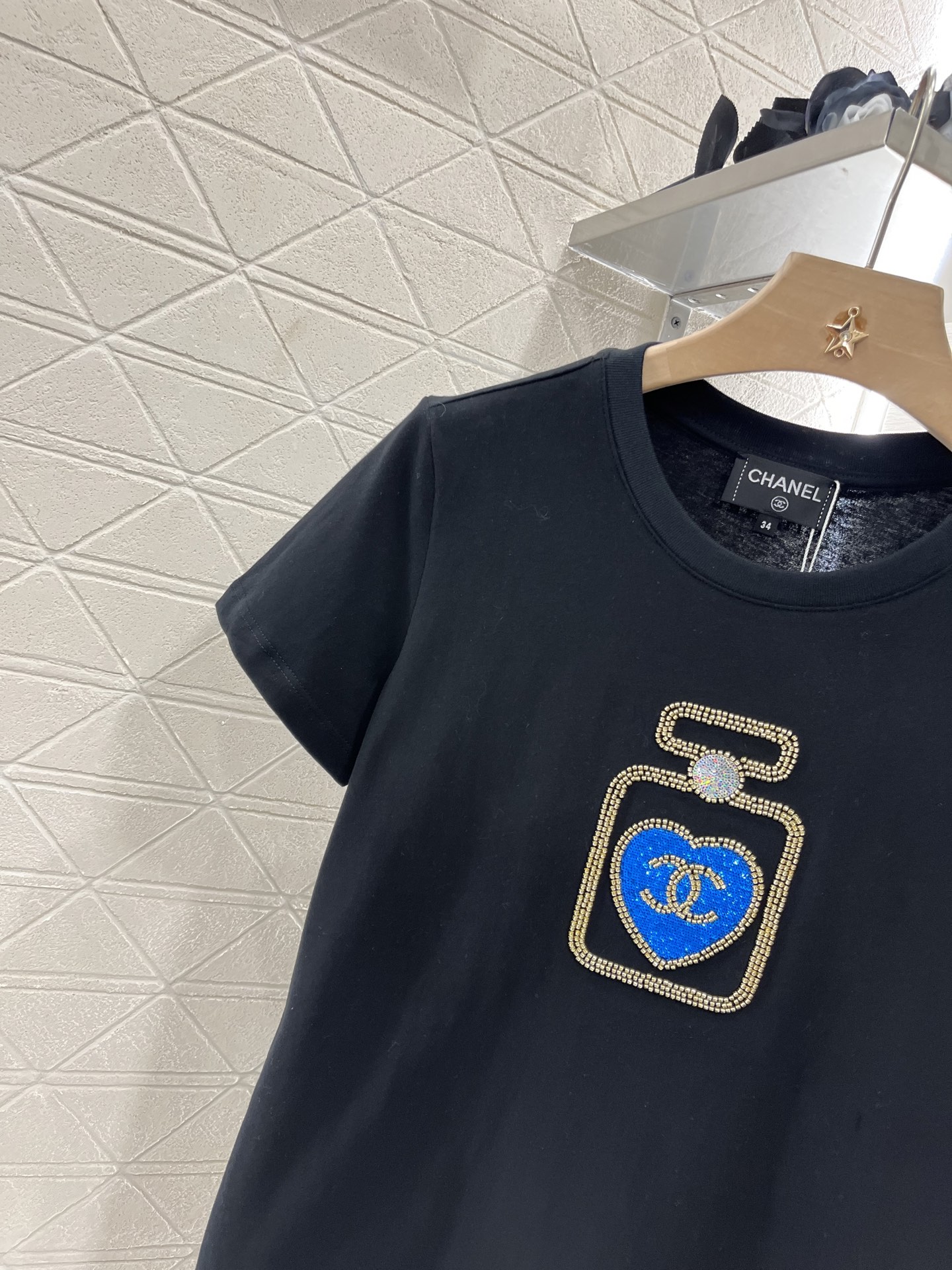 ♥Chane*♥2025新品上架
    刺绣订珠香水𝑇𝑒𝑒
定制YB丝光全棉材质 透气舒适 质感十足 