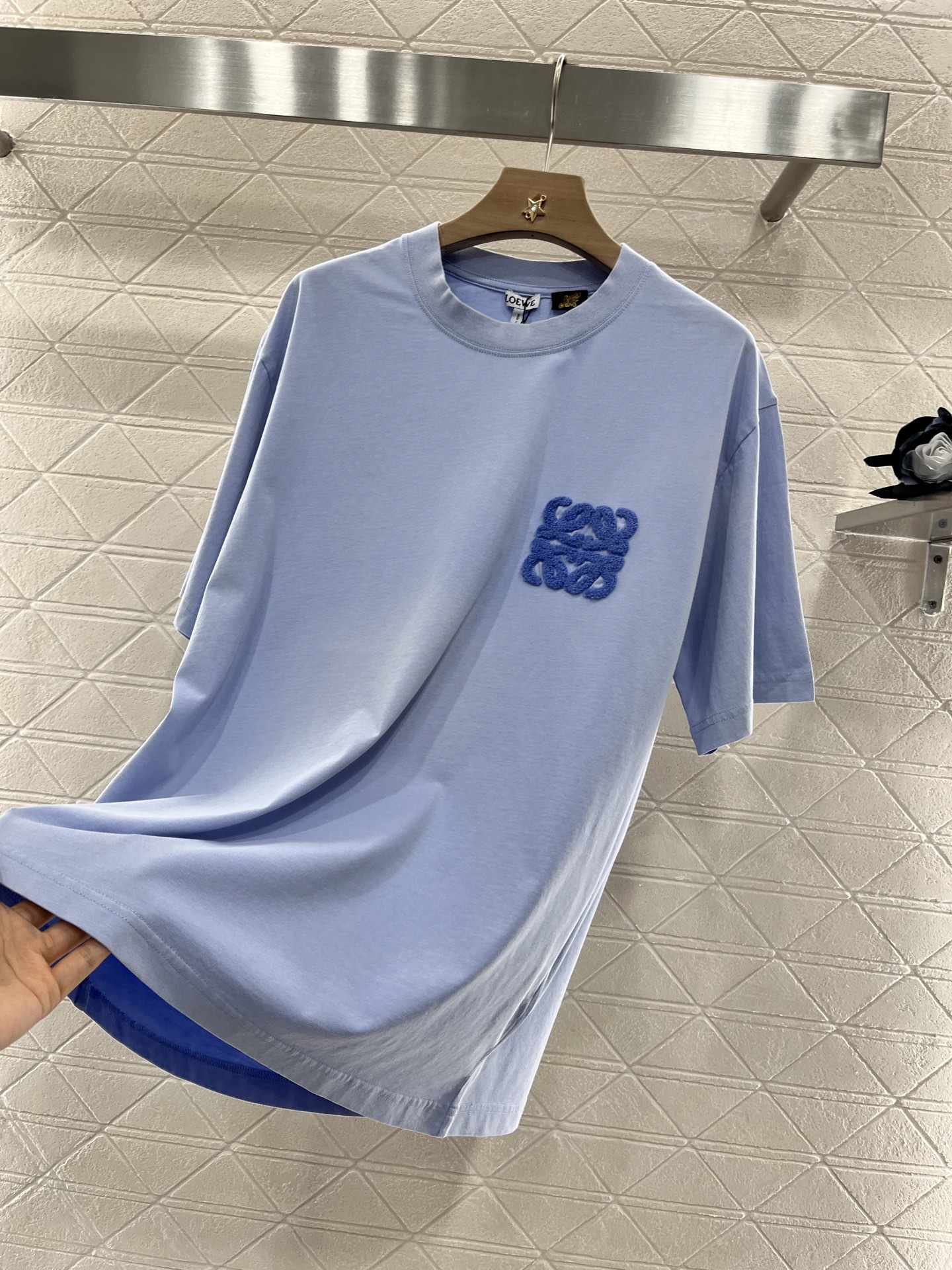 ♥Loew*♥2025新品上架
     圆领刺绣图腾𝑇𝑒𝑒
定制YB原生全棉材质 透气舒适 质感十足 