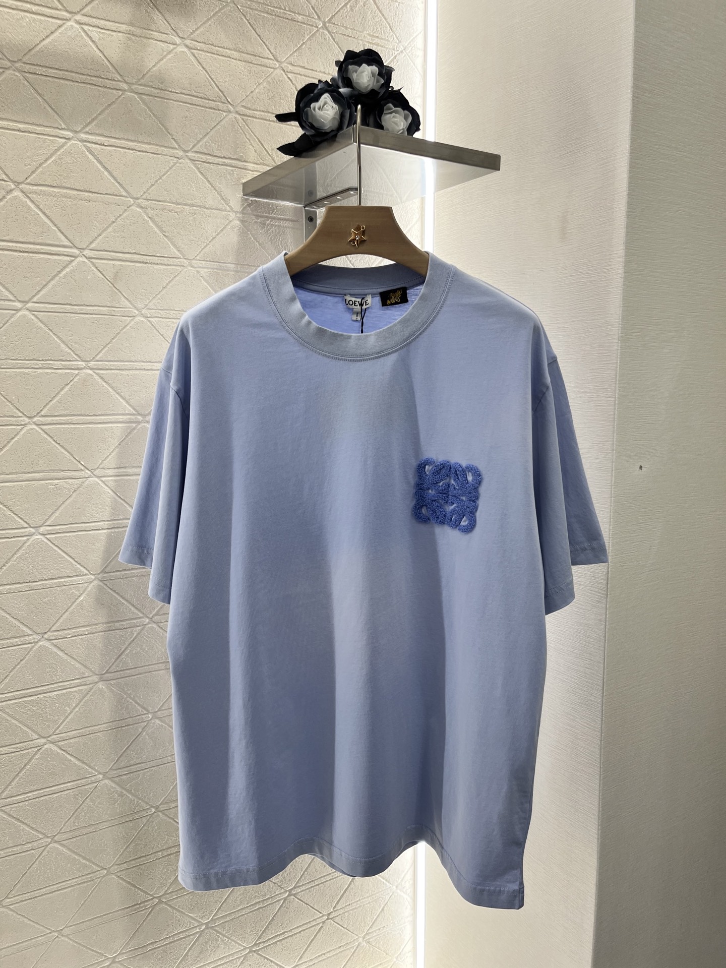 ♥Loew*♥2025新品上架
     圆领刺绣图腾𝑇𝑒𝑒
定制YB原生全棉材质 透气舒适 质感十足 