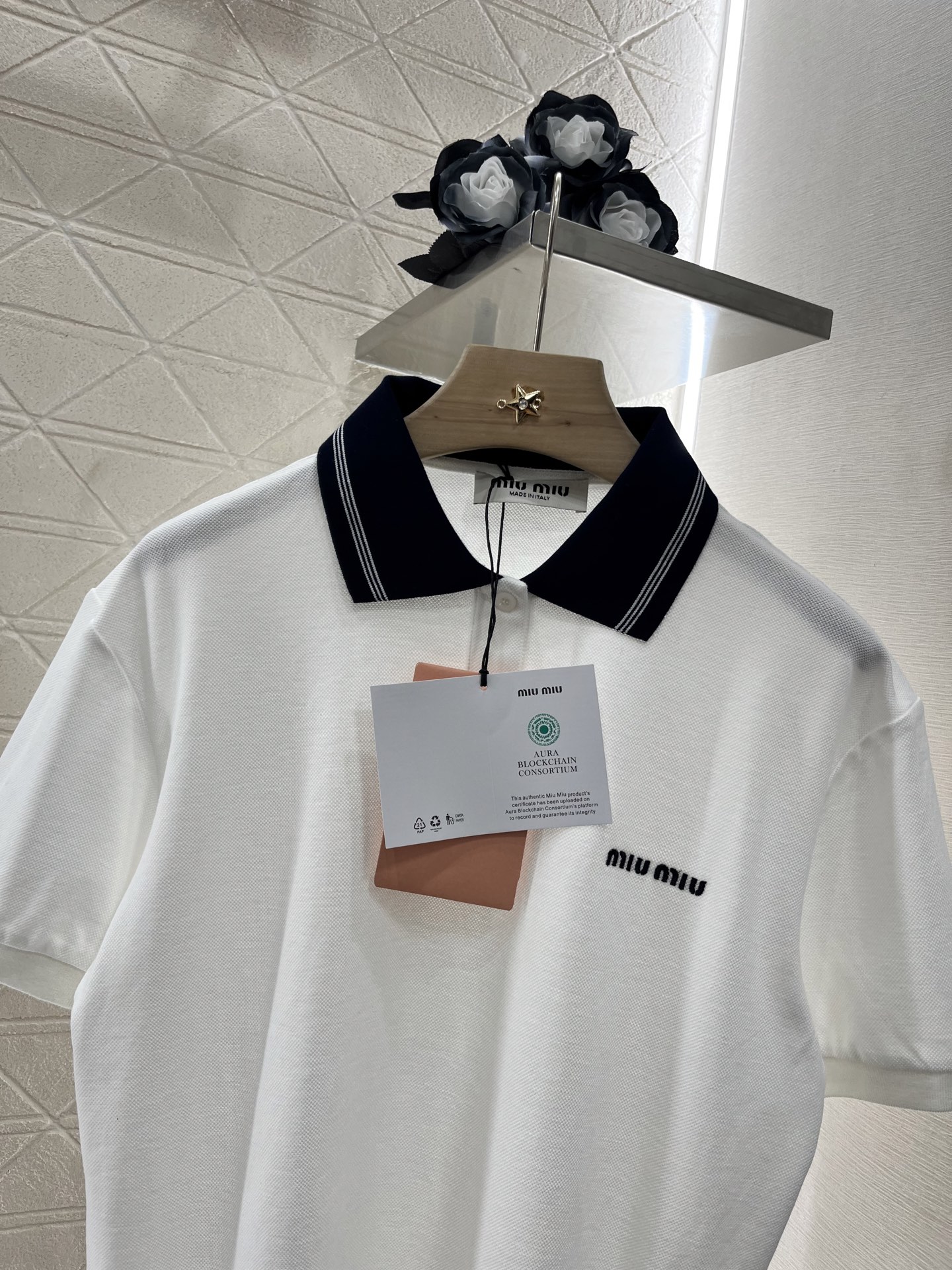 ♥Miumi*♥2025新品上架
    撞色𝑝𝑜𝑙𝑜短袖
定制YB进口棉府朱地棉绸材质 质感轻薄 透气
