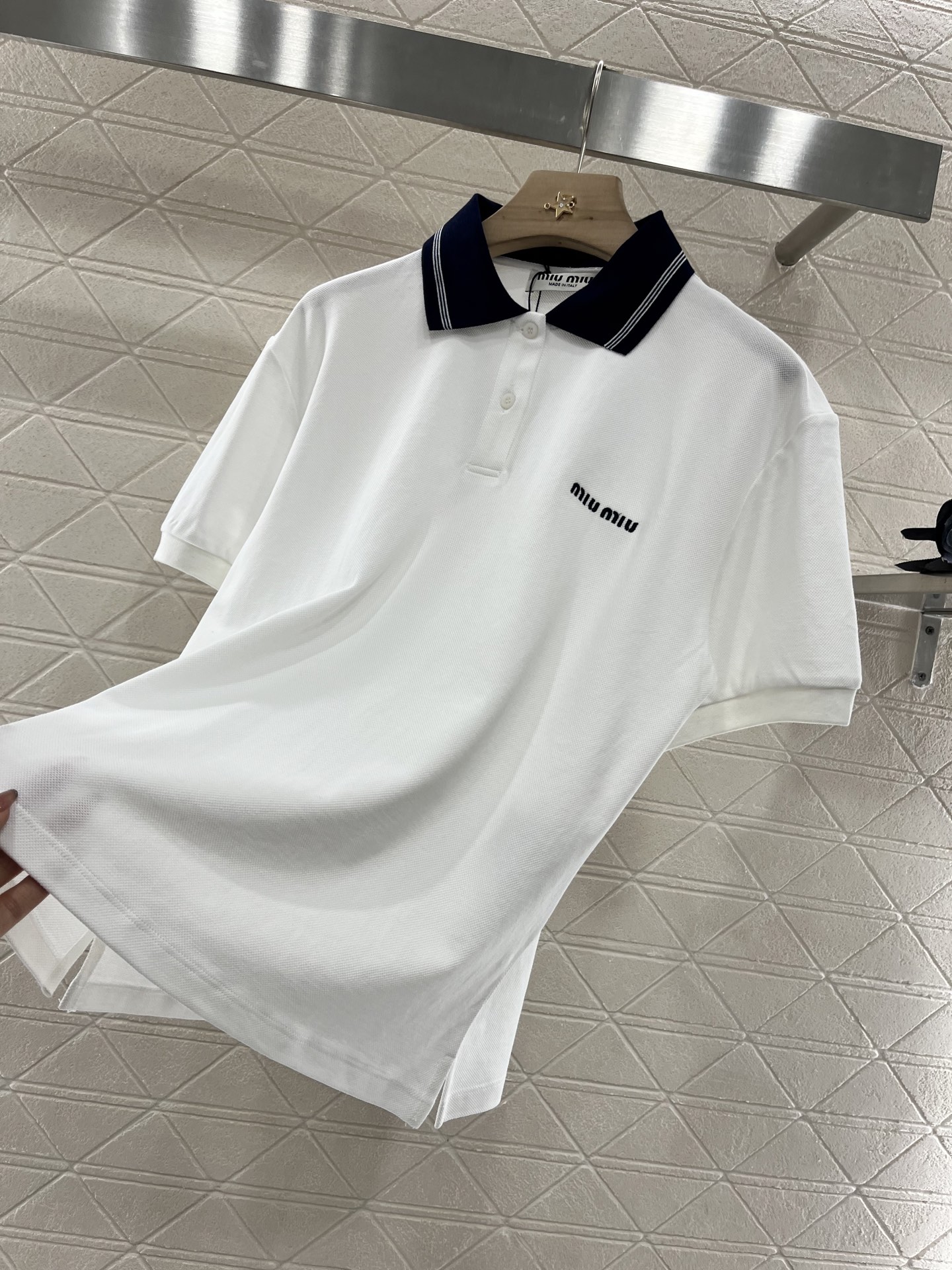 ♥Miumi*♥2025新品上架
    撞色𝑝𝑜𝑙𝑜短袖
定制YB进口棉府朱地棉绸材质 质感轻薄 透气
