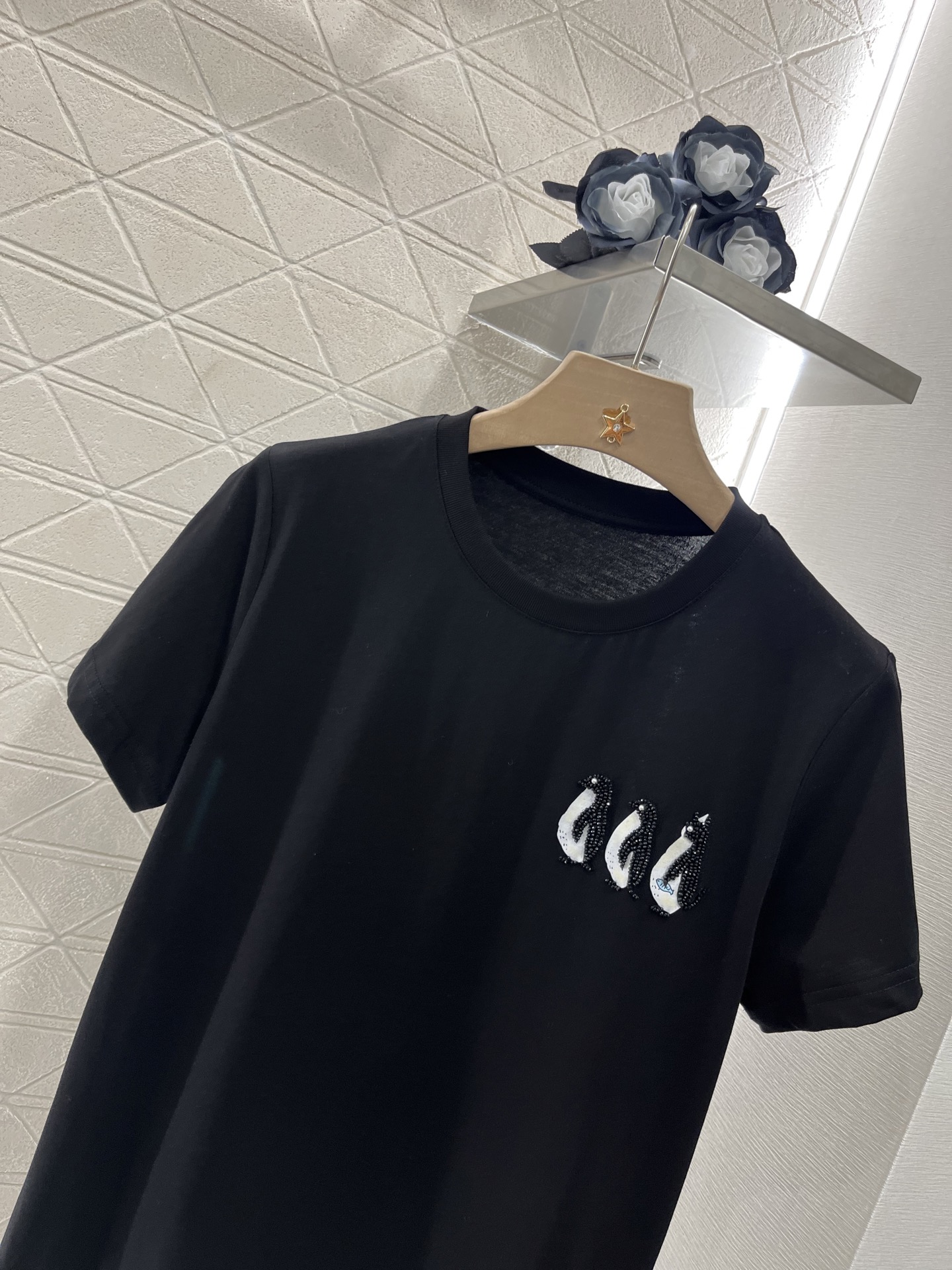 ♥25Fw潮牌*♥2025新品上架
     订珠企鹅圆领𝑇𝑒𝑒
定制YB丝光全棉材质 弹力舒适 透气好