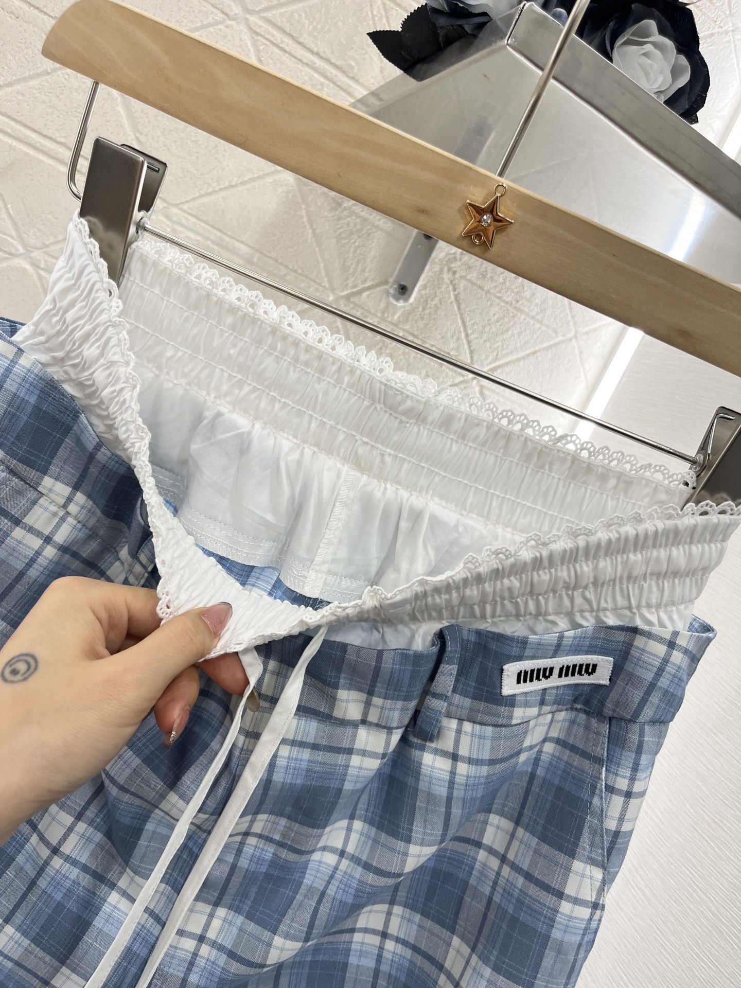 ♥Miumi*♥2025新品上架
   格纹拼接抽绳长裤
定制YB进口人棉材质 质感柔软亲肤 垂感更强 