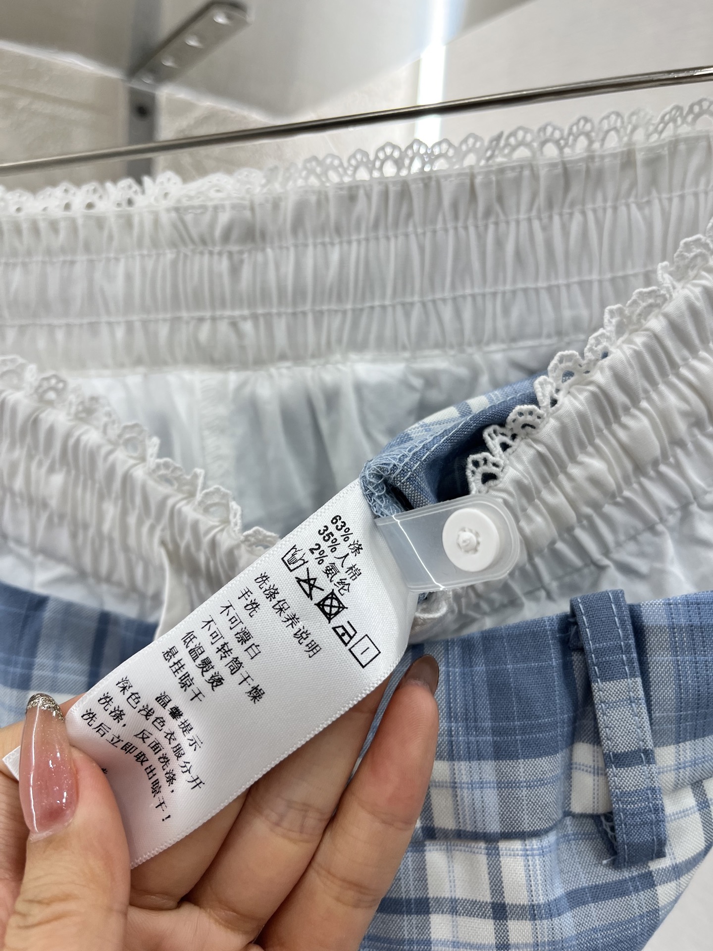 ♥Miumi*♥2025新品上架
   格纹拼接抽绳长裤
定制YB进口人棉材质 质感柔软亲肤 垂感更强 