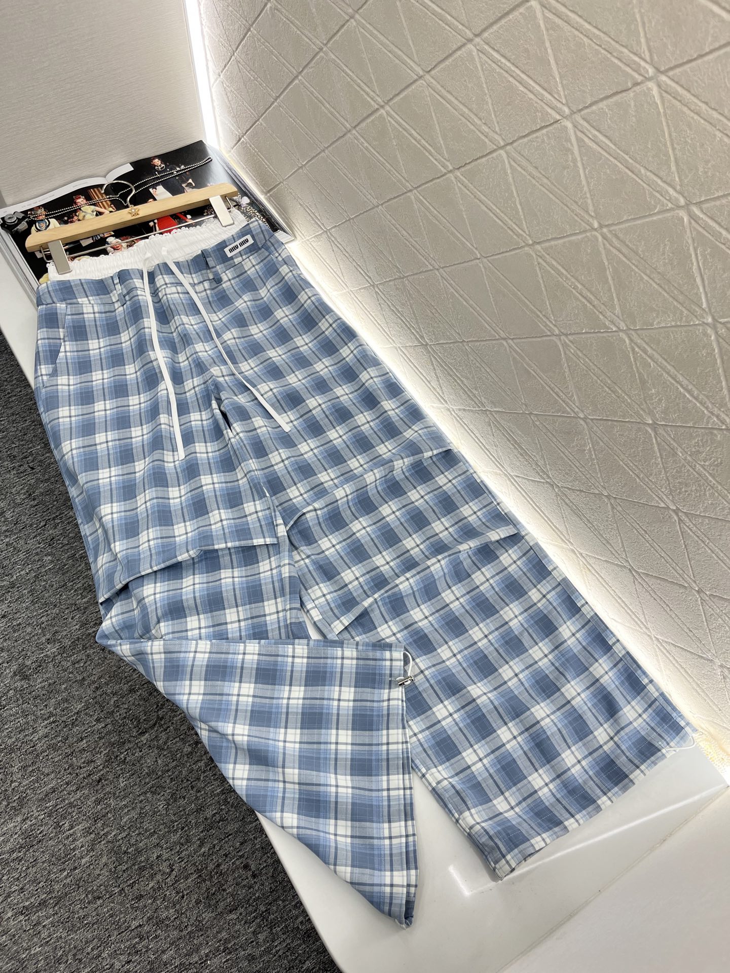 ♥Miumi*♥2025新品上架
   格纹拼接抽绳长裤
定制YB进口人棉材质 质感柔软亲肤 垂感更强 