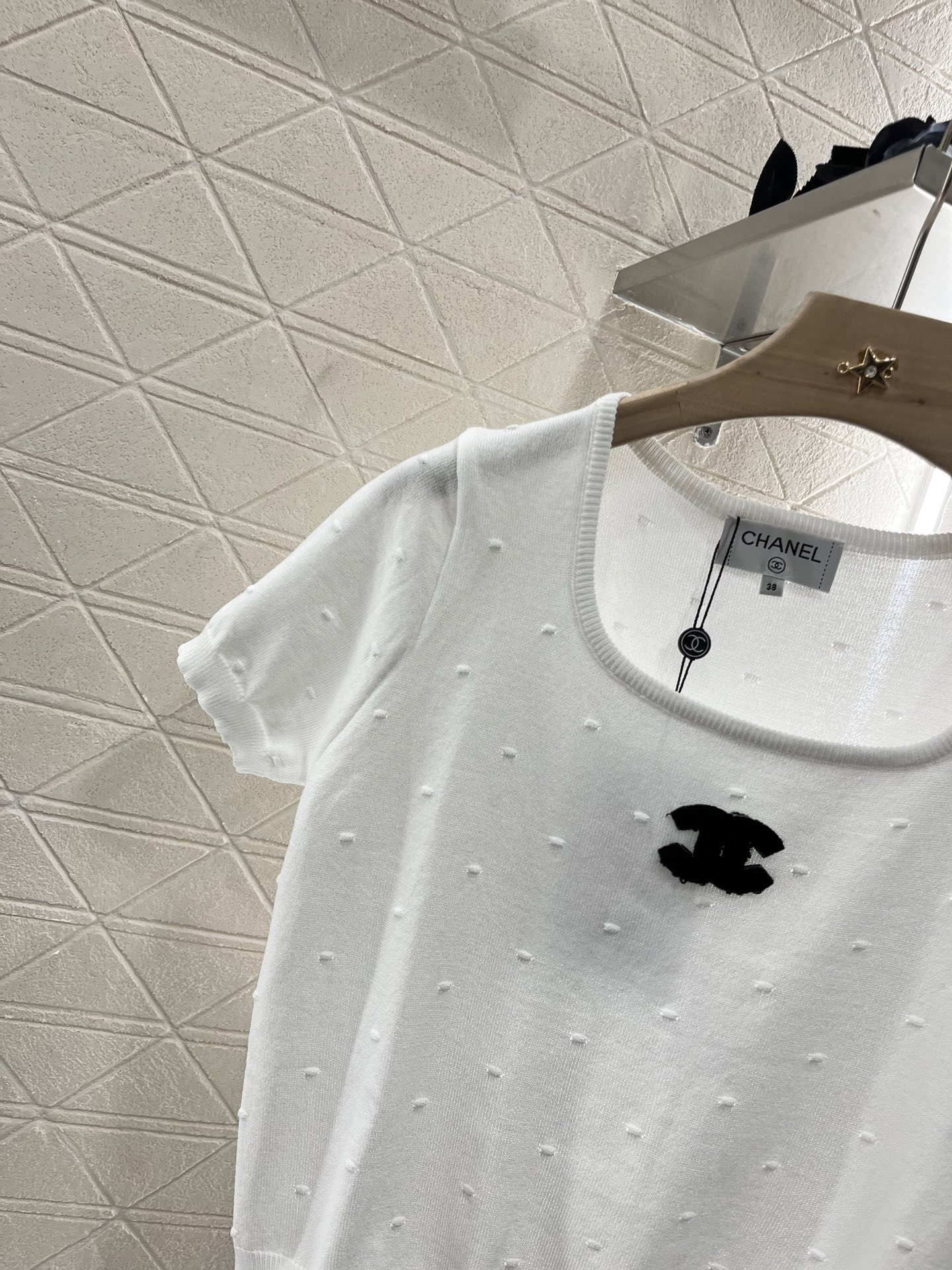♥Chane*♥2025新品上架
    立体点状针织上衣
定制YB羊毛针织材质 弹力舒适 透气好穿 方