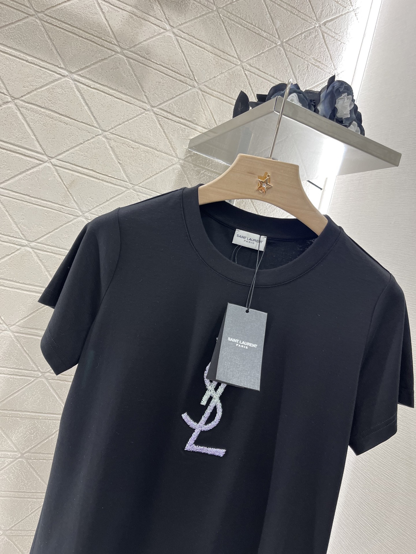 ♥Dio*♥2025新品上架
   渐变烧花刺绣𝑇𝑒𝑒
定制YB丝光全棉材质 透气舒适 质感十足 常规短