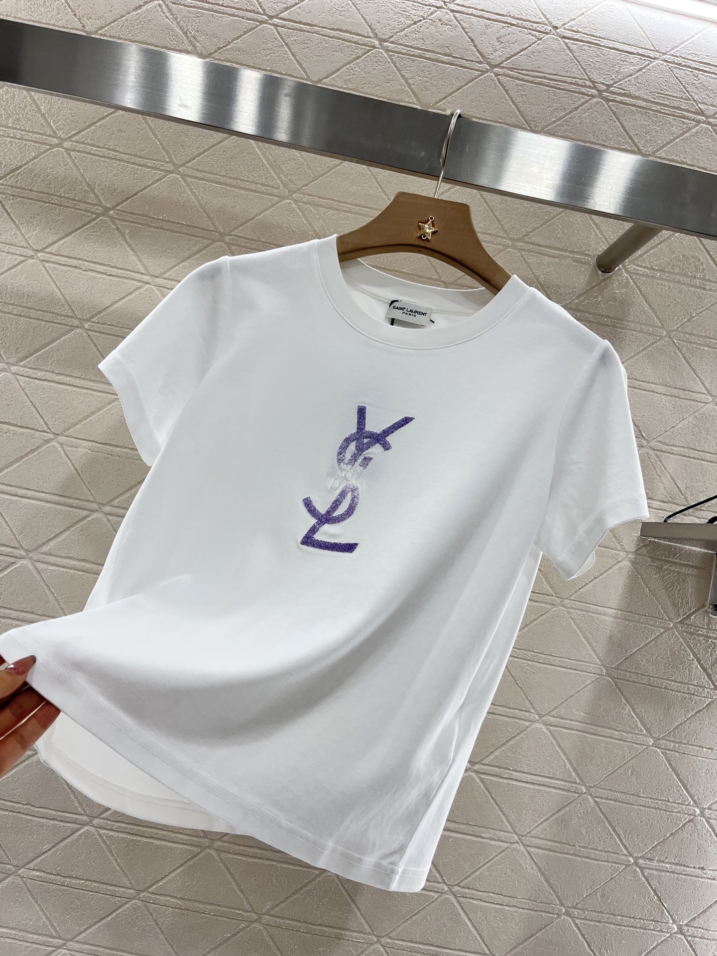 ♥Dio*♥2025新品上架
   渐变烧花刺绣𝑇𝑒𝑒
定制YB丝光全棉材质 透气舒适 质感十足 常规短