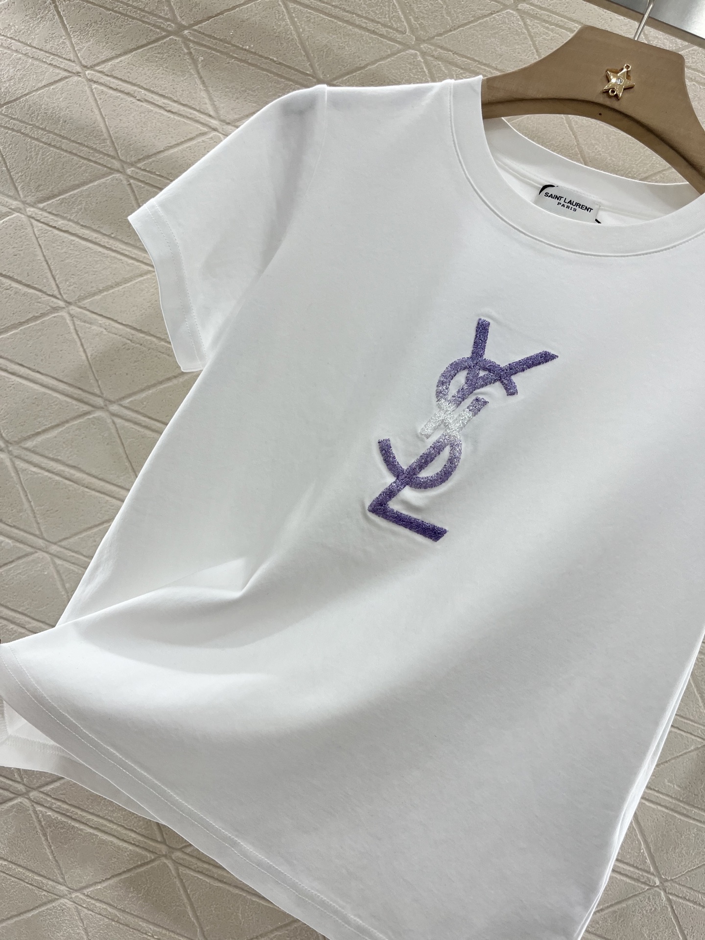 ♥Dio*♥2025新品上架
   渐变烧花刺绣𝑇𝑒𝑒
定制YB丝光全棉材质 透气舒适 质感十足 常规短