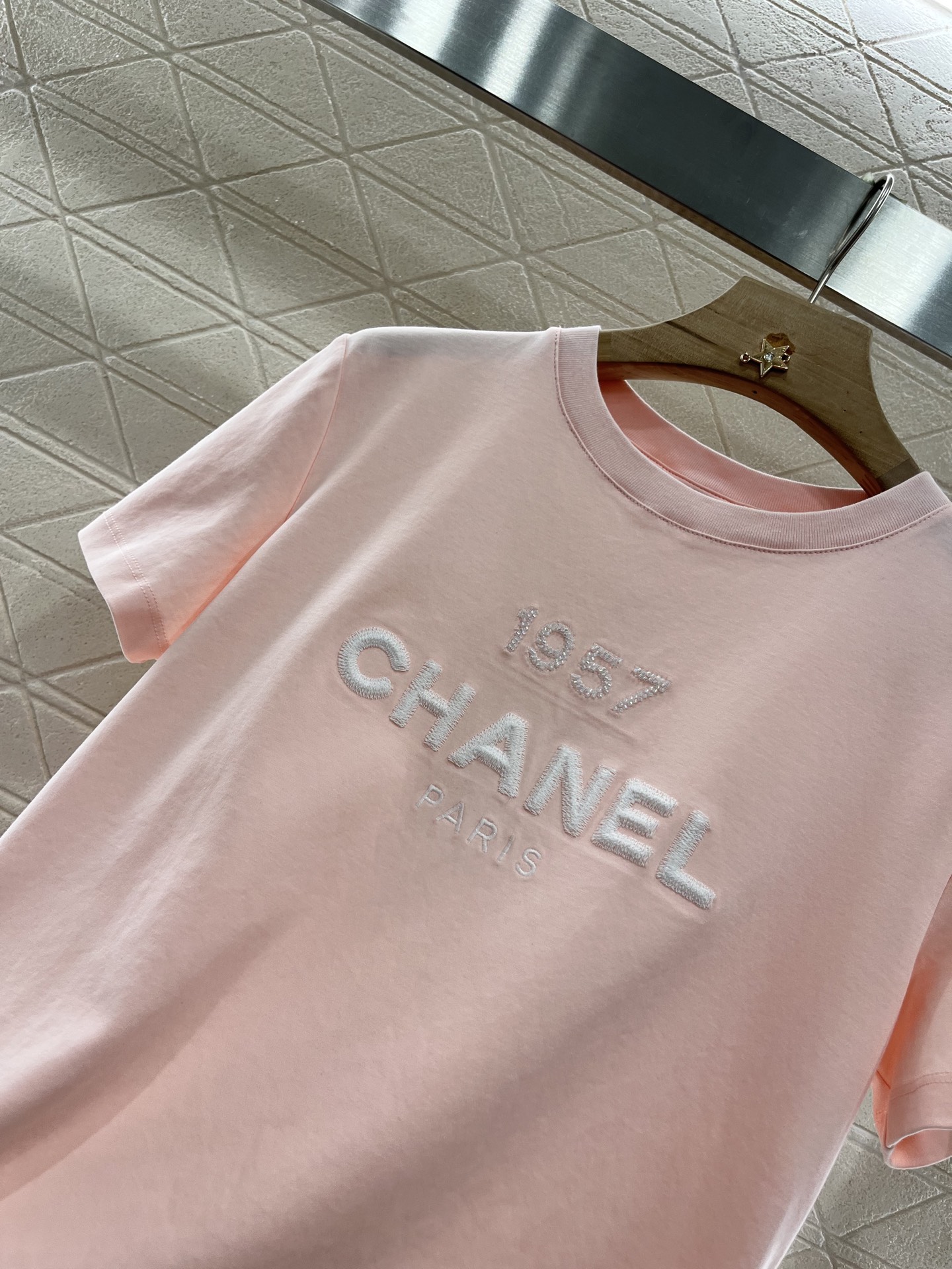 ♥Chane*♥2025新品上架
      刺绣订珠𝑇𝑒𝑒
定制YB丝光全棉材质 透气舒适 质感十足 